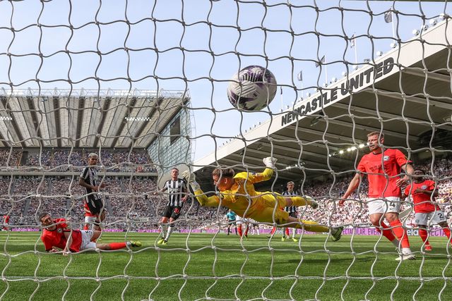 Sean Longstaff of Newcastle United scores past Bart Verbruggen of Brighton & Hove Albion  to make it 1-1 during the Premier League match Newcastle United vs Brighton and Hove Albion at St. James's Park, Newcastle, United Kingdom, 11th May 2024

(Photo by Mark Cosgrove/News Images)