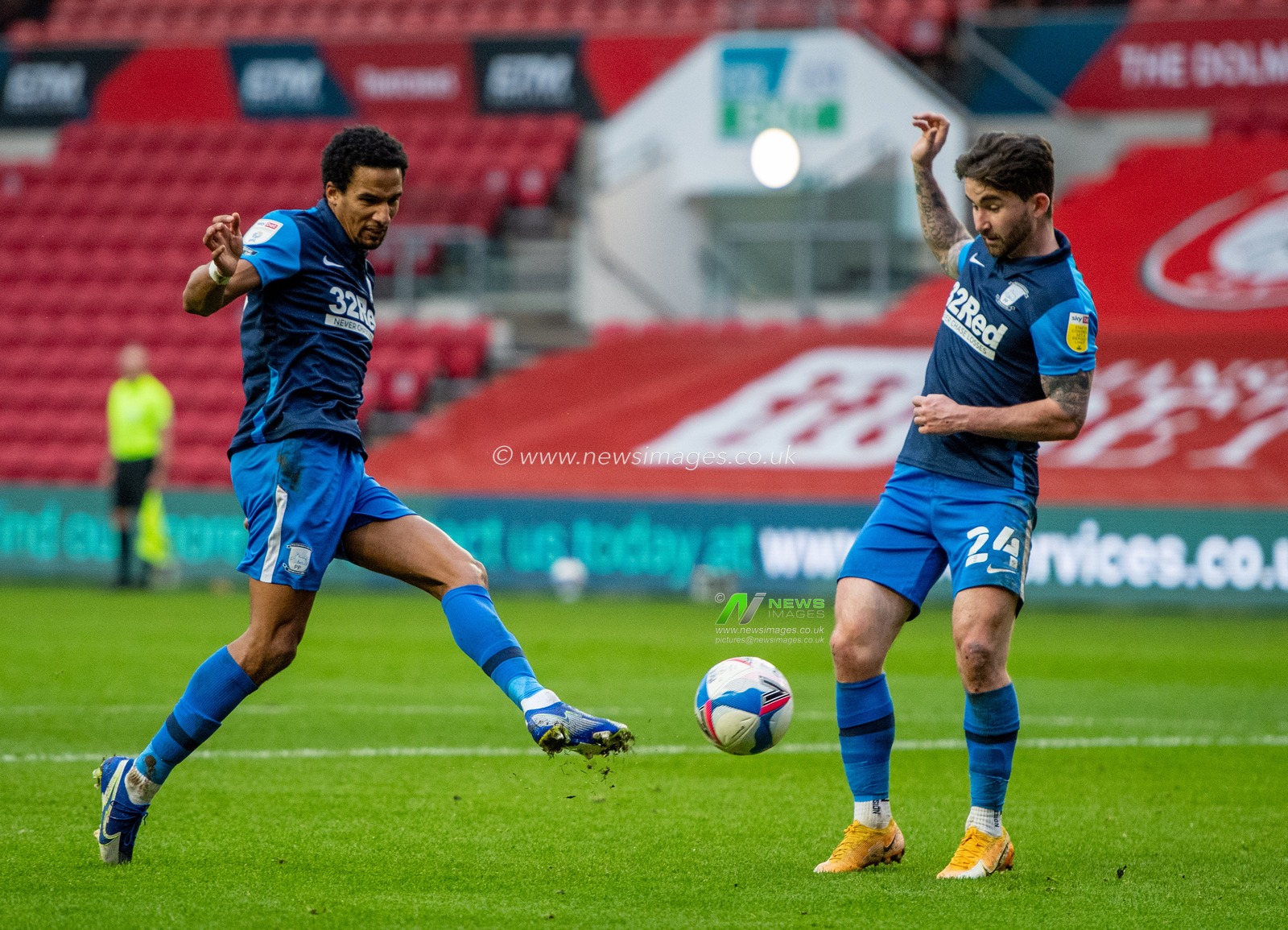 Scott Sinclair #31 of Preston North End shoots at the Bristol City goal