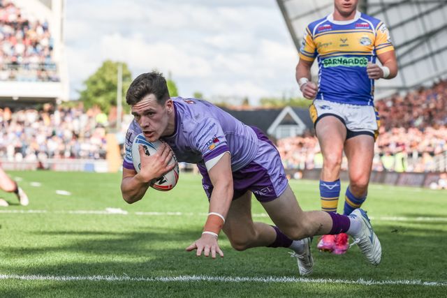 Josh Thewlis of Warrington Wolves goes over for a try during the Betfred Super League Round 14 Leeds Rhinos v Warrington Wolves at Headingley Stadium, Leeds, United Kingdom, 14th June 2025

(Photo by Mark Cosgrove/News Images)