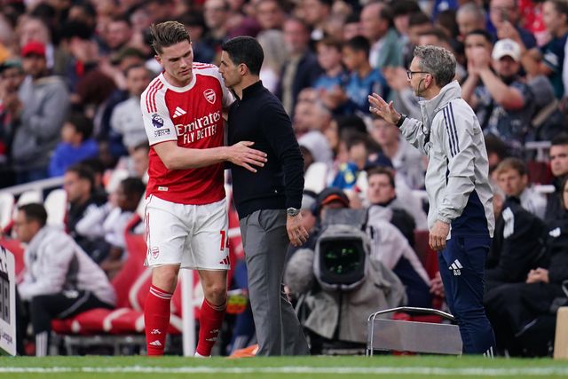 Mikel Arteta manager of Arsenal and Viktor Gyokeres of Arsenal after he is subbed off during the Premier League match Arsenal vs Fulham at Emirates, London, United Kingdom on 02 May 2026

(Photo by Harvey Murphy/News Images)