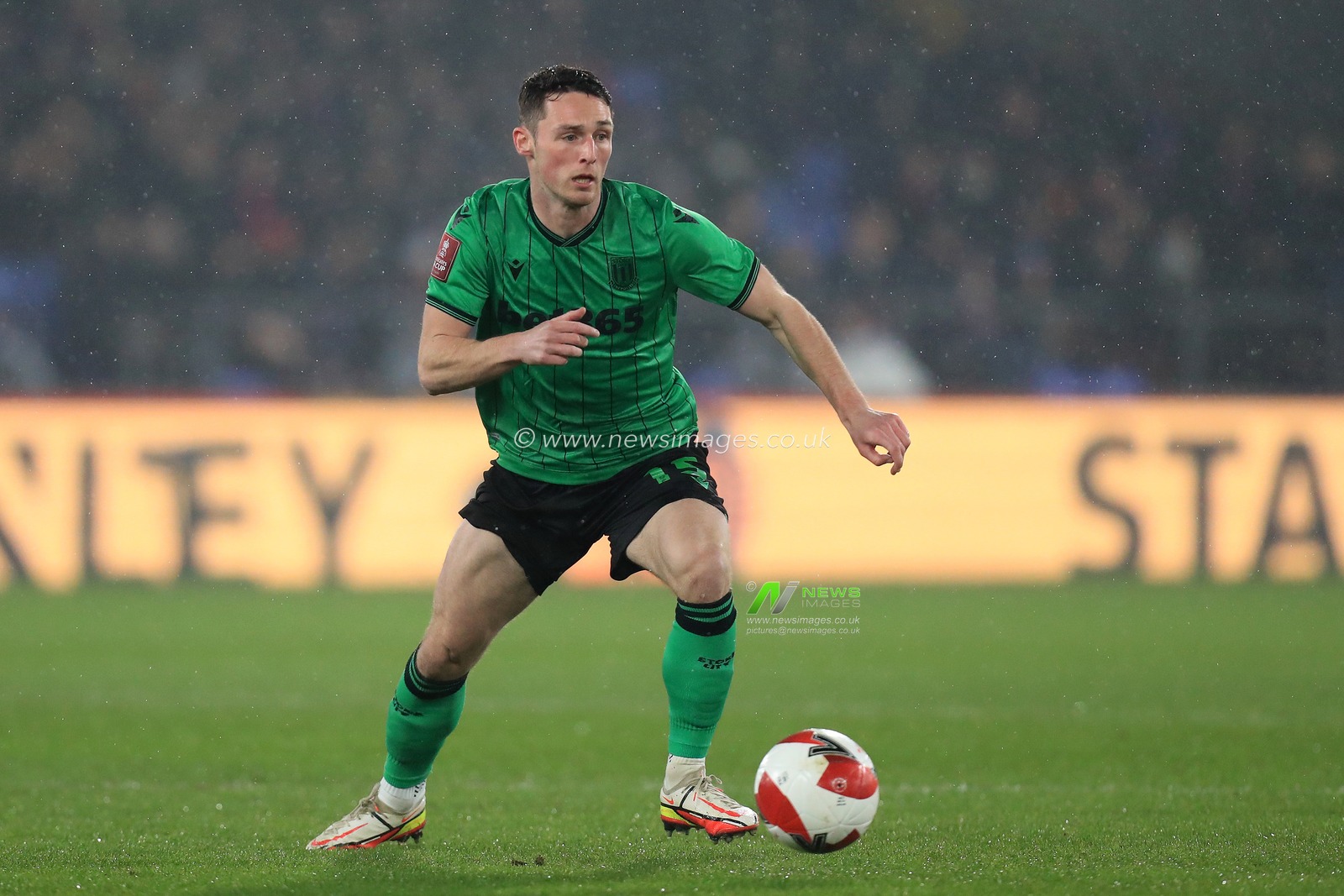 Jordan Thompson #15 of Stoke City dribbling.