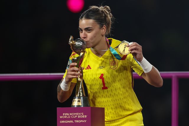 Misa RodrÃ­guez #1 of Spain kisses the World Cup trophy during the FIFA Women's World Cup 2023 Final match Spain Women vs England Women at Stadium Australia, Sydney, Australia, 20th August 2023

(Photo by Patrick Hoelscher/News Images)
