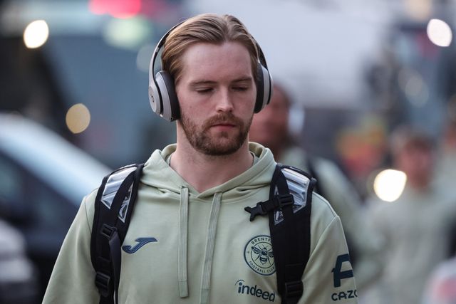 Brentford goalkeeper Caoimhin Kelleher arrives during the Premier League match Leeds United vs Brentford at Elland Road, Leeds, United Kingdom on 21 March 2026

(Photo by Mark Cosgrove/News Images)
