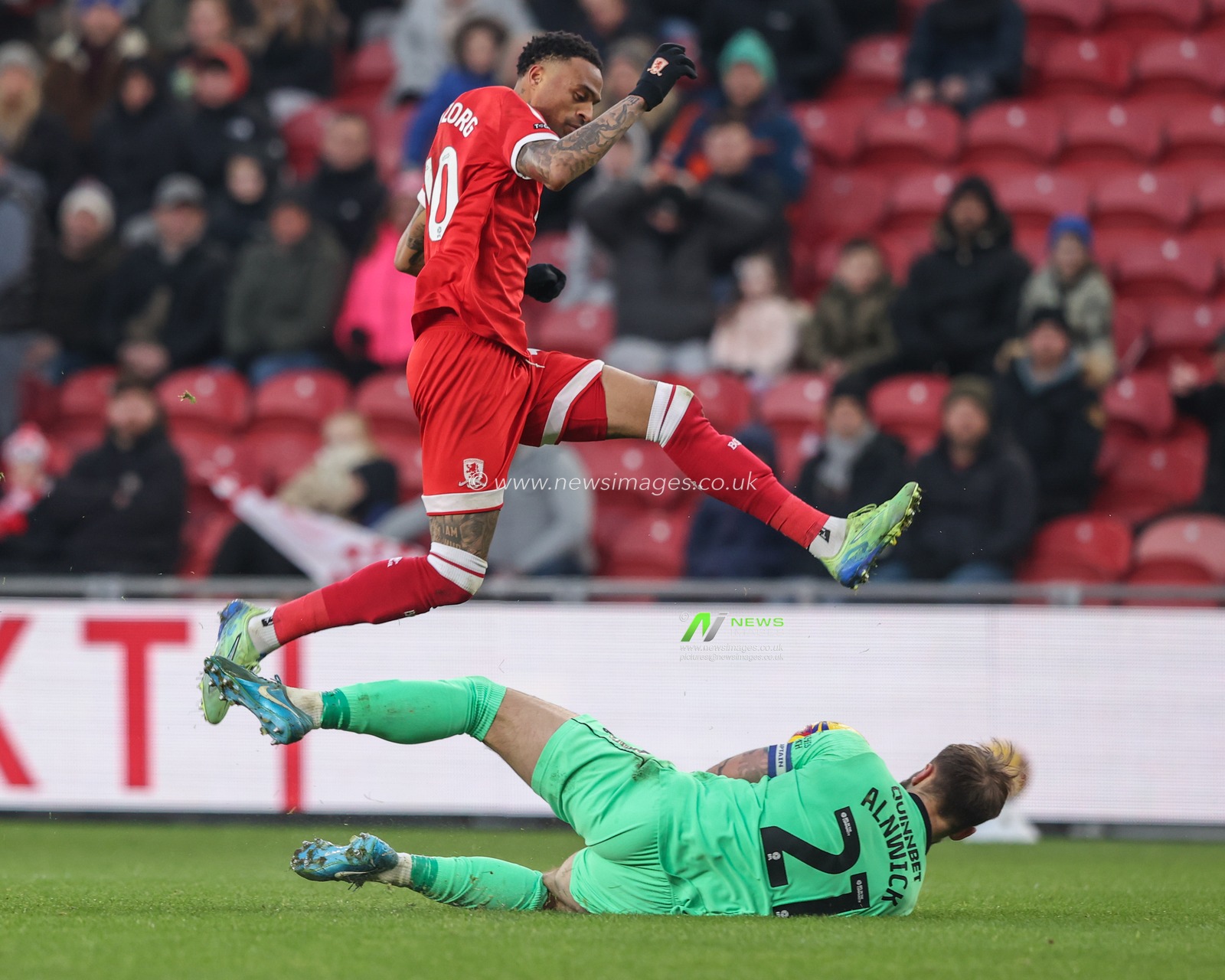 Jak Alnwick of Cardiff City catches the ball as Delano Burgzorg of Middlesbrough jumps over him during the Sky Bet Championship match Middlesbrough vs Cardiff City at Riverside Stadium, Middlesbrough, United Kingdom, 4th January 2025

(Photo by Alfie Cosgrove/News Images)