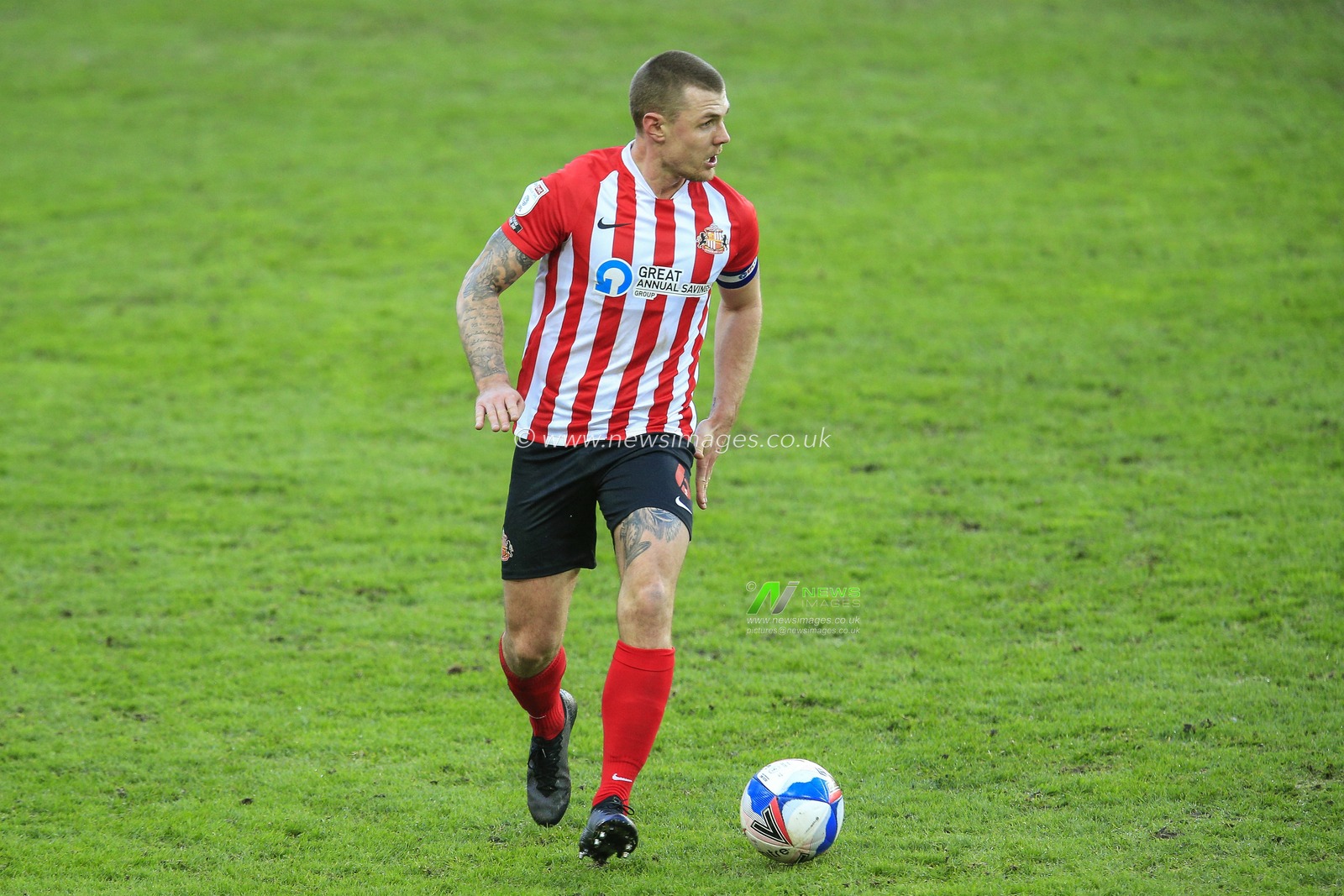 Max Power #6 of Sunderland in possession of the ball