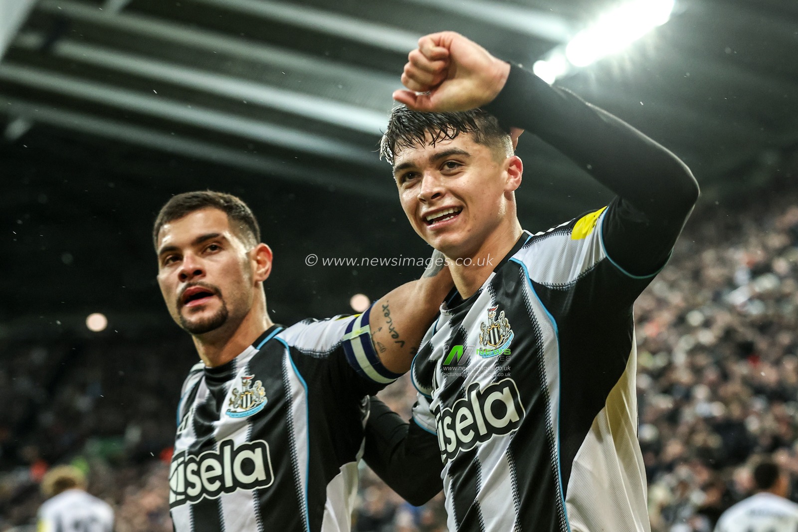 Lewis Miley of Newcastle United celebrates his goal to make it 2-1 during the Carabao Cup Quarter Final match Newcastle United vs Fulham at St. James's Park, Newcastle, United Kingdom, 17th December 2025

(Photo by Alfie Cosgrove/News Images)

*** GER AUT SUI OUT ***