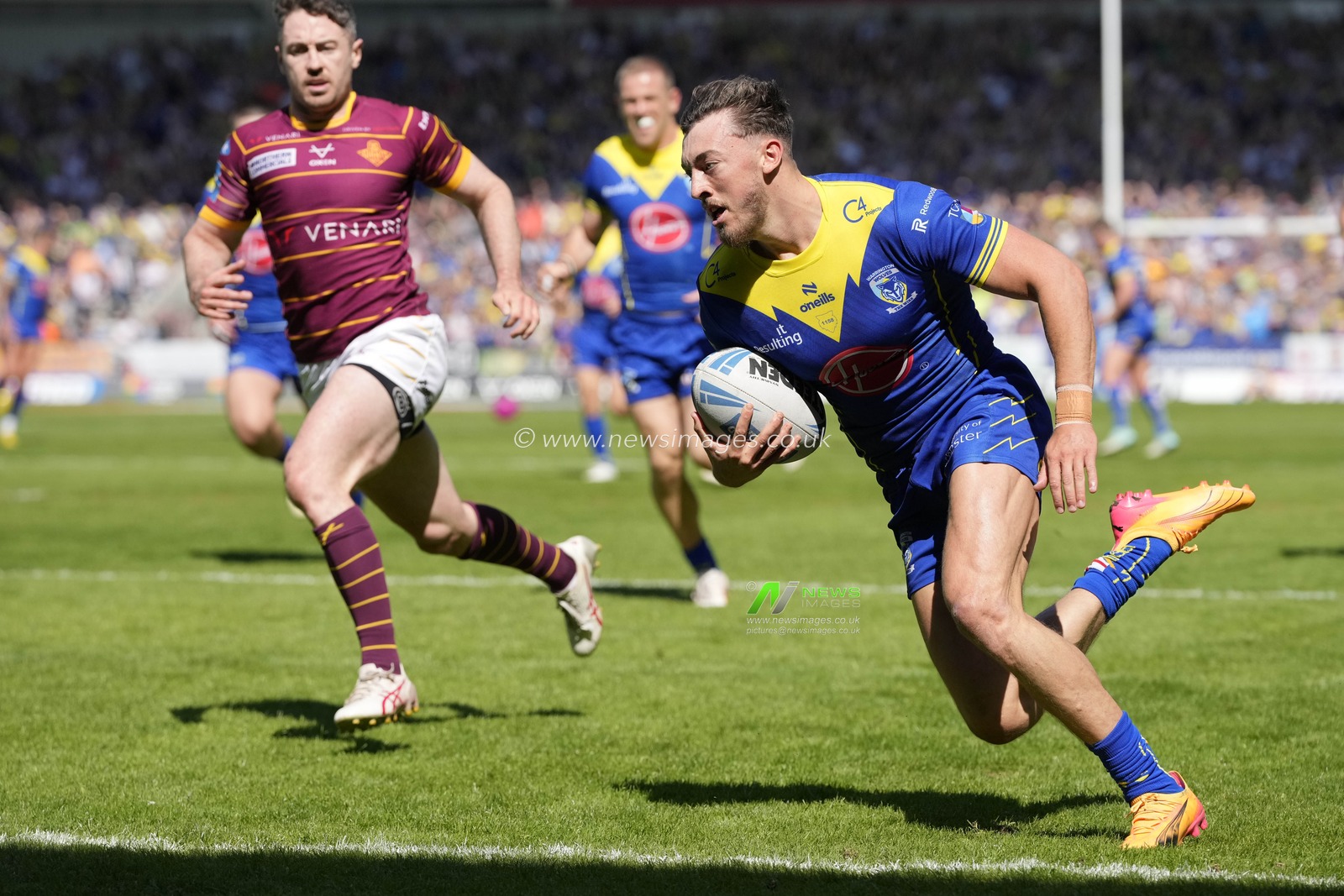 Matty Ashton of Warrington Wolves breaks away to score a try during the Betfred Challenge Cup Semi-Final match Huddersfield Giants vs Warrington Wolves at Totally Wicked Stadium, St Helens, United Kingdom, 19th May 2024

(Photo by Steve Flynn/News Images)