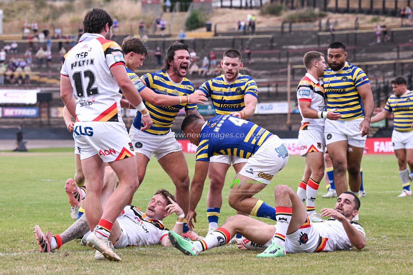 Albert Hopoate of Warrington Wolves celebrates scoring his team's second try with teammates during the Betfred Super League round 22 match Bradford Bulls vs Warrington Wolves at Odsal Stadium, Bradford, United Kingdom on 08 August 2026

(Photo by Ben Roberts/News Images)