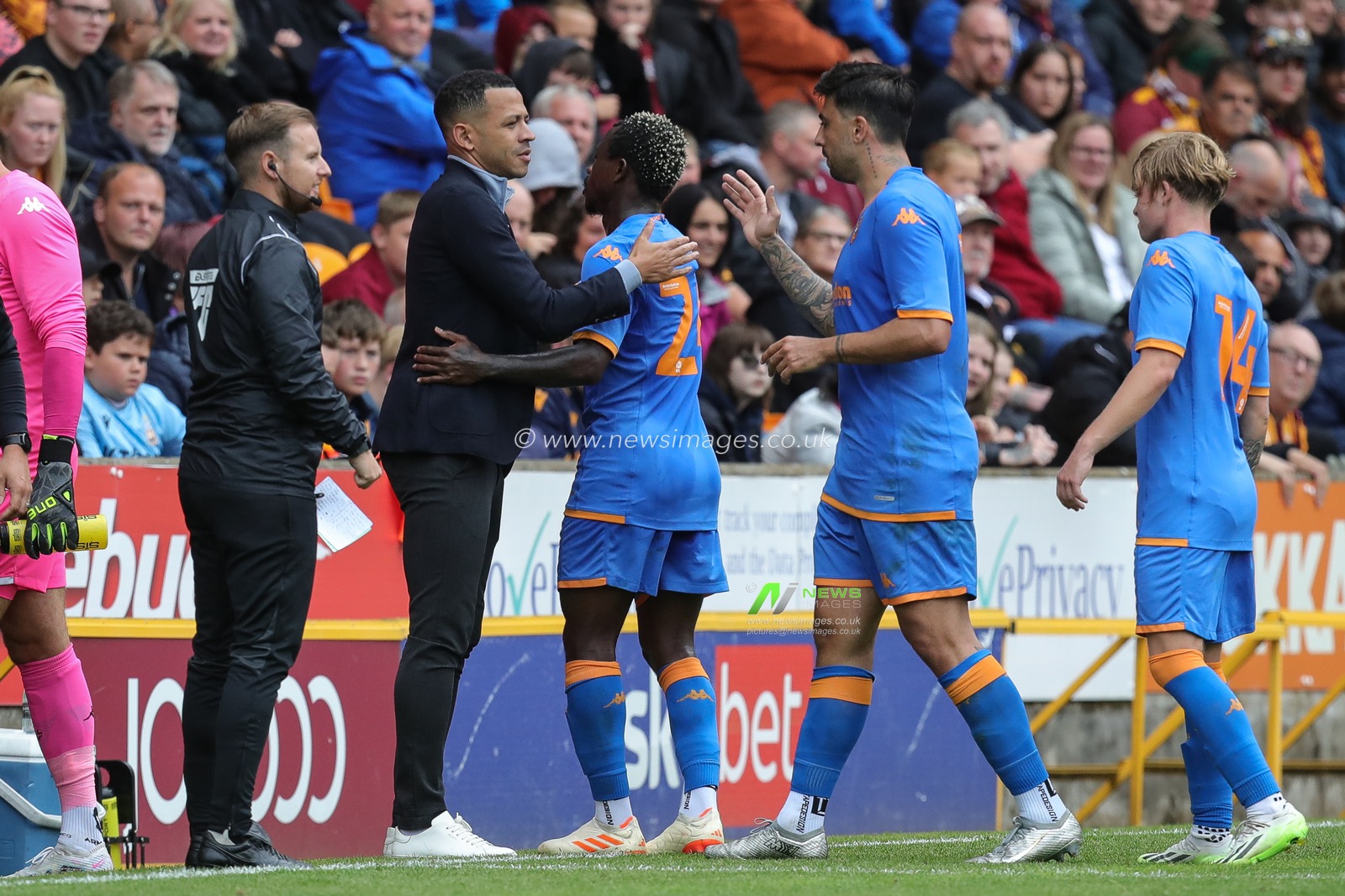 Liam Rosenior manager of Hull City shakes hands with his players as they are substituted in the second half of the Pre-season friendly match Bradford City vs Hull City at University of Bradford Stadium, Bradford, United Kingdom, 22nd July 2023

(Photo by James Heaton/News Images)