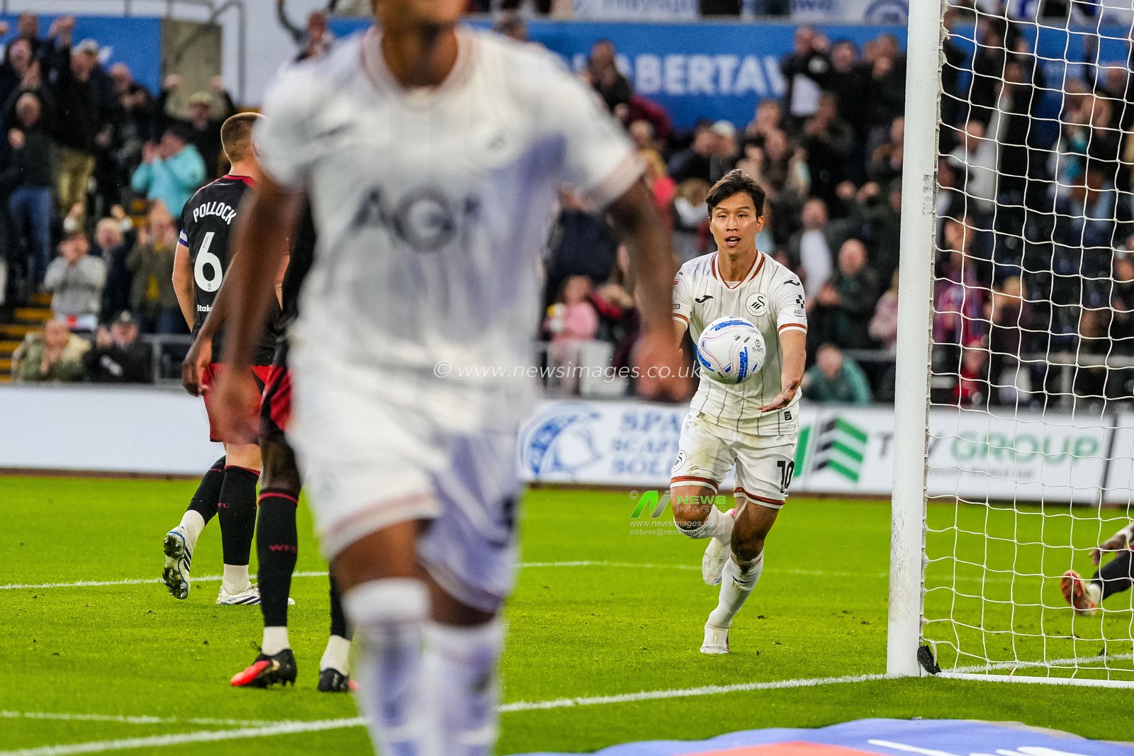 Eom Ji-Sung of Swansea City scores his teams first goal during the Sky Bet Championship match Swansea City vs Watford at Swansea.com Stadium, Swansea, United Kingdom on 01 September 2026

(Photo by Andrew Lewis/News Images)