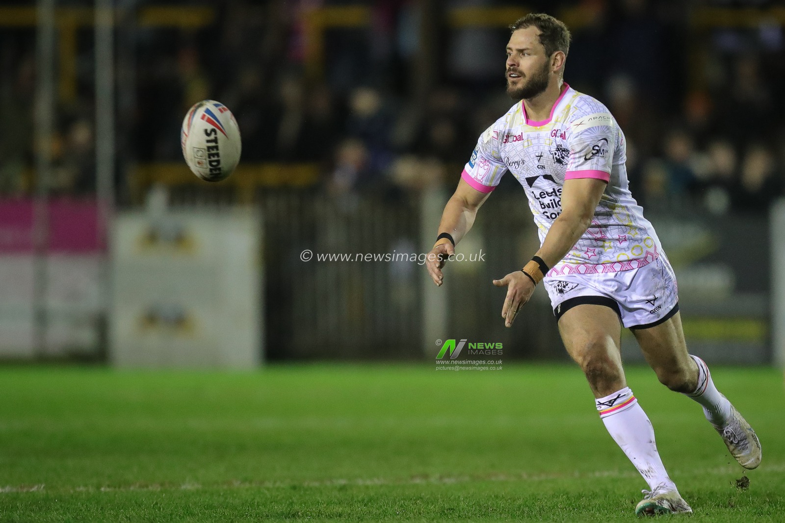 Aidan Sezer #7 of Leeds Rhinos passes the ball during the Betfred Super League Round 5 match Castleford Tigers vs Leeds Rhinos at The Mend-A-Hose Jungle, Castleford, United Kingdom, 16th March 2023

(Photo by James Heaton/News Images)