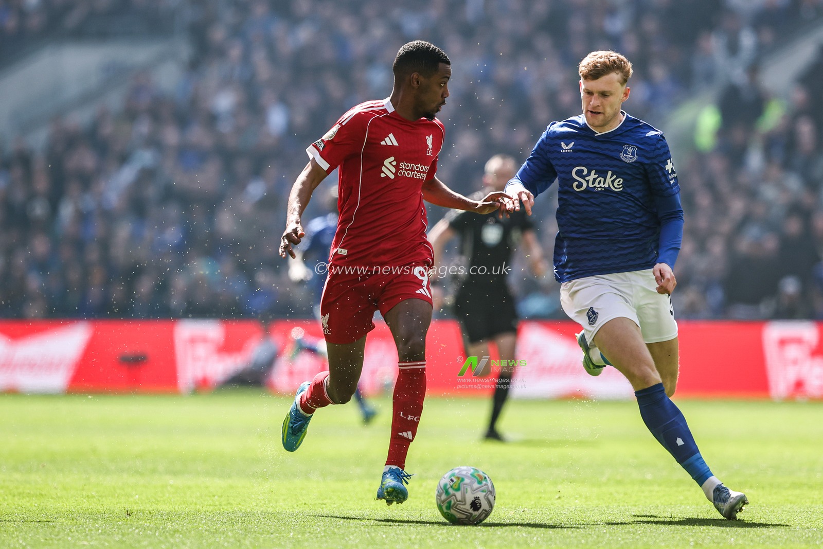 Alexander Isak of Liverpool breaks with the ball during the Premier League match Everton vs Liverpool at Hill Dickinson Stadium, Liverpool, United Kingdom on 19 April 2026

(Photo by Alfie Cosgrove/News Images)