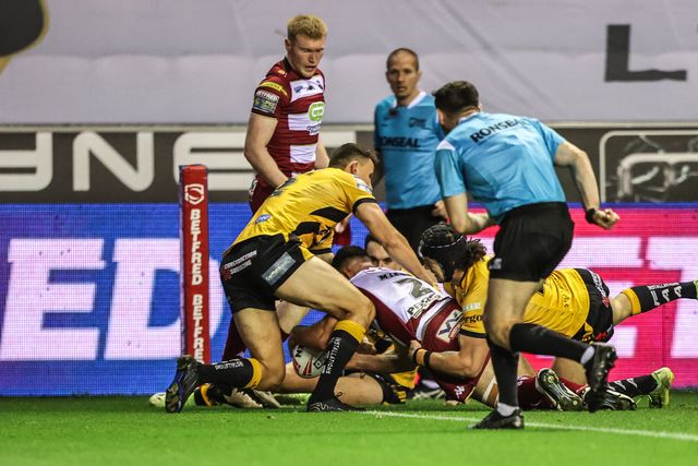 Abbas Miski of Wigan Warriors goes over for a try during the Betfred Super League Round 26 match Wigan Warriors vs Castleford Tigers at The Brick Community Stadium, Wigan, United Kingdom, 12th September 2025

(Photo by Alfie Cosgrove/News Images)