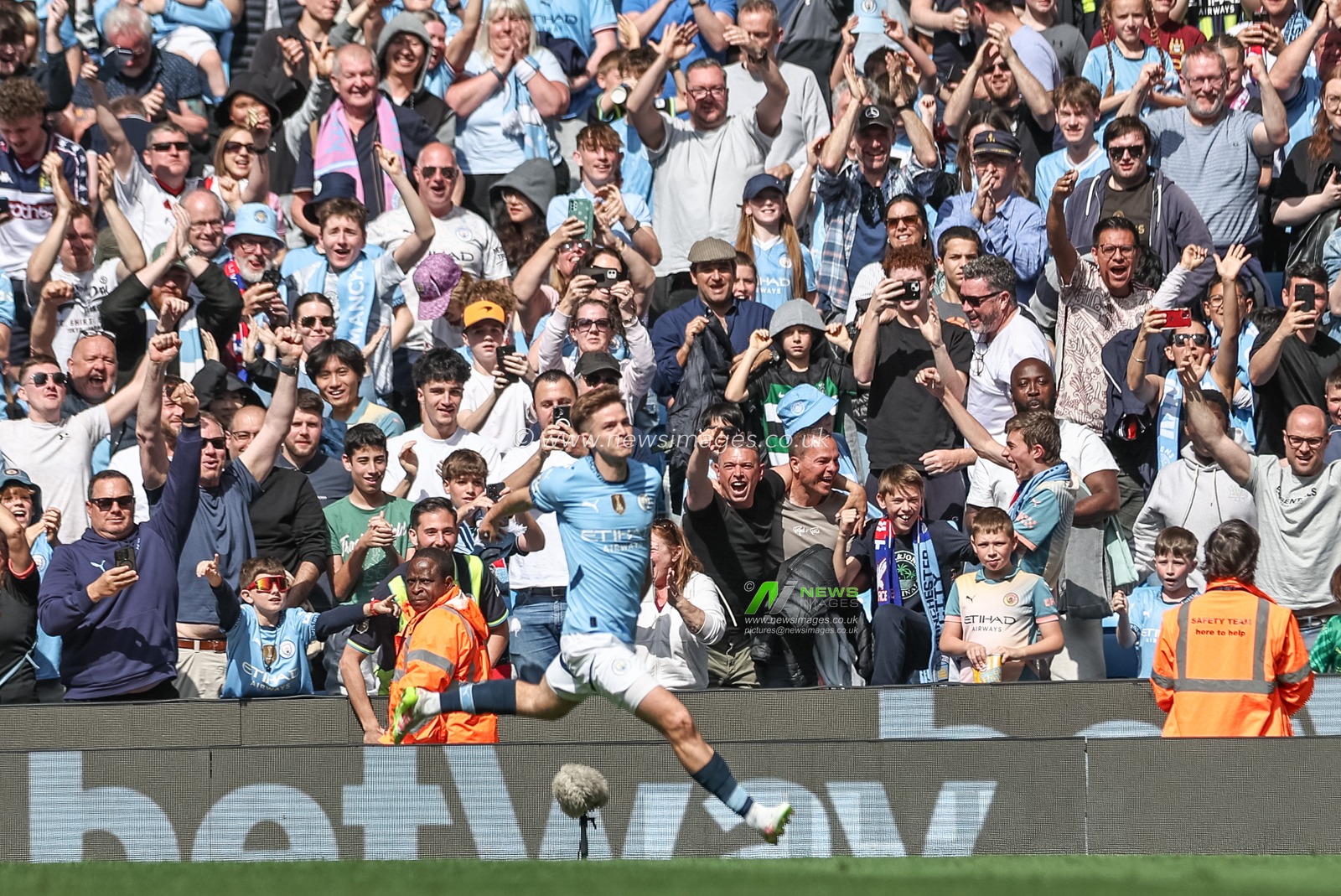 James McAtee of Manchester City celebrates his goal to make it 4-2 during the Premier League match Manchester City vs Crystal Palace at Etihad Stadium, Manchester, United Kingdom, 12th April 2025

(Photo by Mark Cosgrove/News Images)