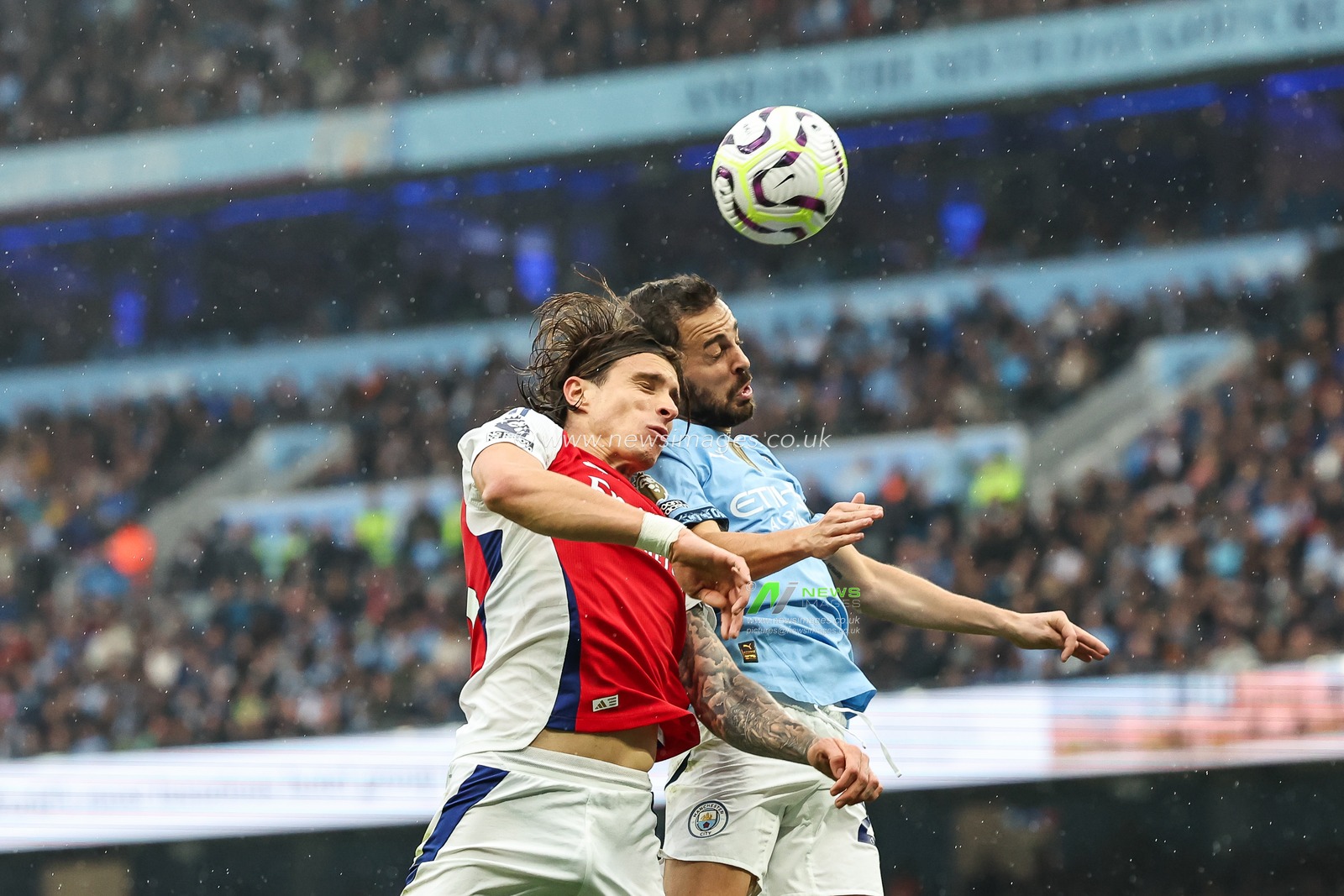 Riccardo Calafiori of Arsenal beats Bernardo Silva of Manchester City to win the defensive header during the Premier League match Manchester City vs Arsenal at Etihad Stadium, Manchester, United Kingdom, 22nd September 2024

(Photo by Mark Cosgrove/News Images)