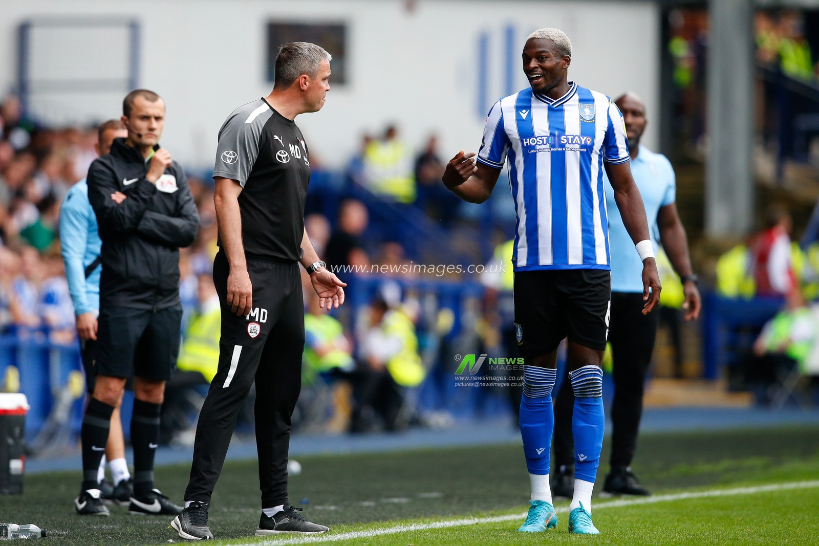 Dominic Iorfa #6 of Sheffield Wednesday and Michael Duff manager of Barnsley exchange words on the sideline during the Sky Bet League 1 match Sheffield Wednesday vs Barnsley at Hillsborough, Sheffield, United Kingdom, 3rd September 2022

(Photo by Ben Early/News Images)