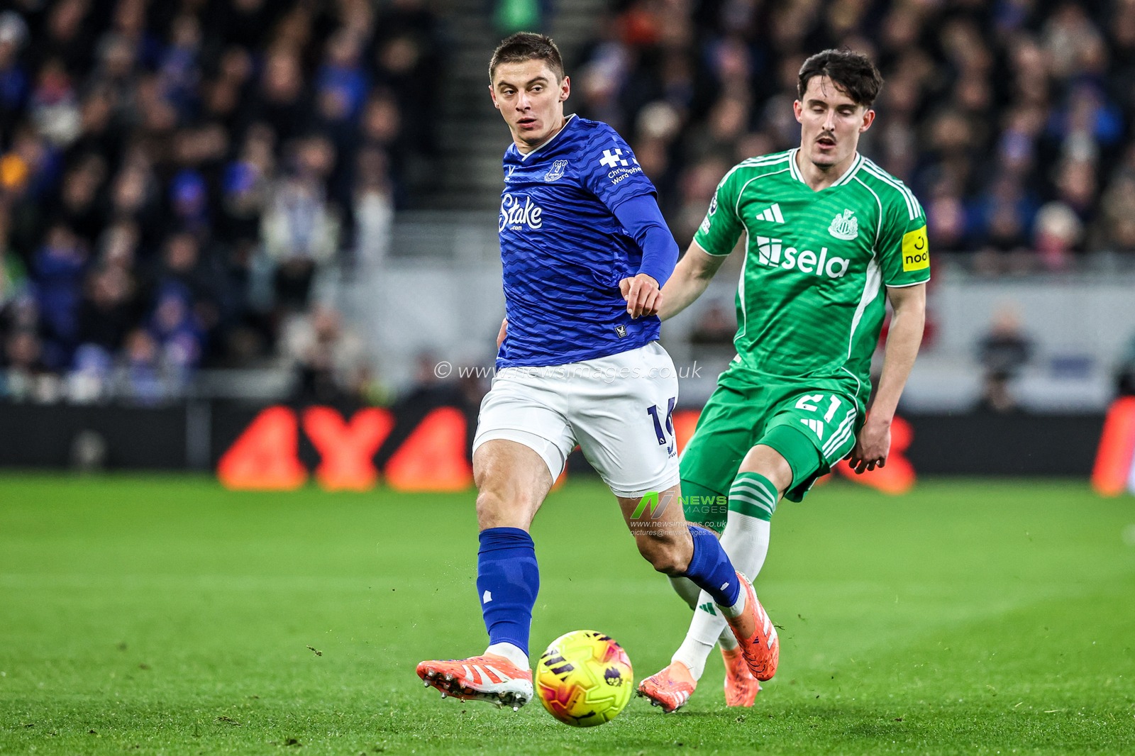 Vitaliy Mykolenko of Everton passes the ball back to Everton goalkeeper Jordan Pickford during the Premier League match Everton vs Newcastle United at Hill Dickinson Stadium, Liverpool, United Kingdom, 29th November 2025

(Photo by Alfie Cosgrove/News Images)

*** GER AUT SUI OUT ***