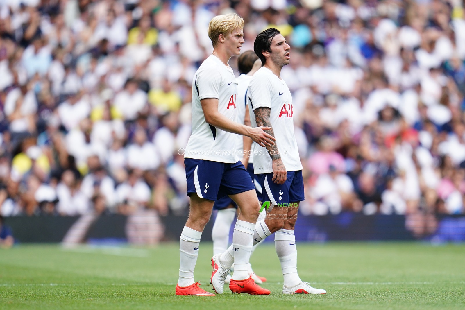 Tottenham Hotspur players during the pre-season friendly match Tottenham Hotspur vs Hoffenheim at Tottenham Hotspur Stadium, London, United Kingdom on 15 August 2026

(Photo by Harvey Murphy/News Images)