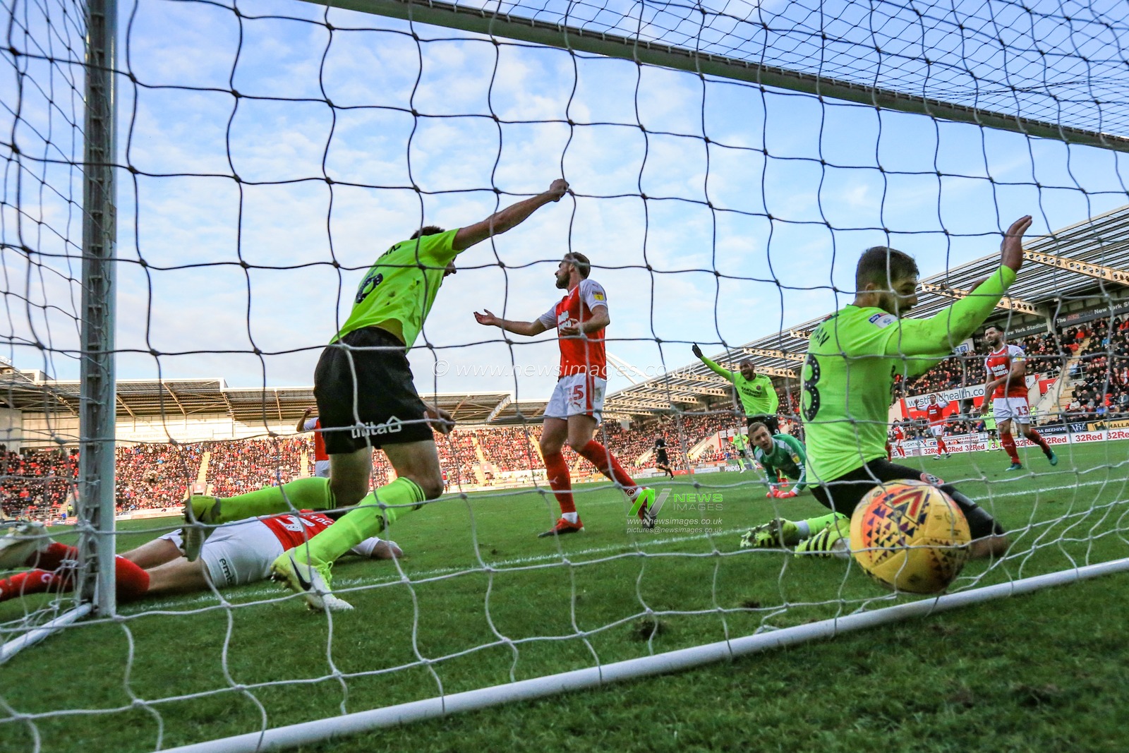 24th November 2018, New York Stadium, Rotherham, England; Sky Bet Championship Rotherham Utd v Sheffield United  ; Chris Basham (06) of Sheffield United scores to make it  1-2


Credit: Mark Cosgrove/News Images

English Football League images are subject to DataCo Licence