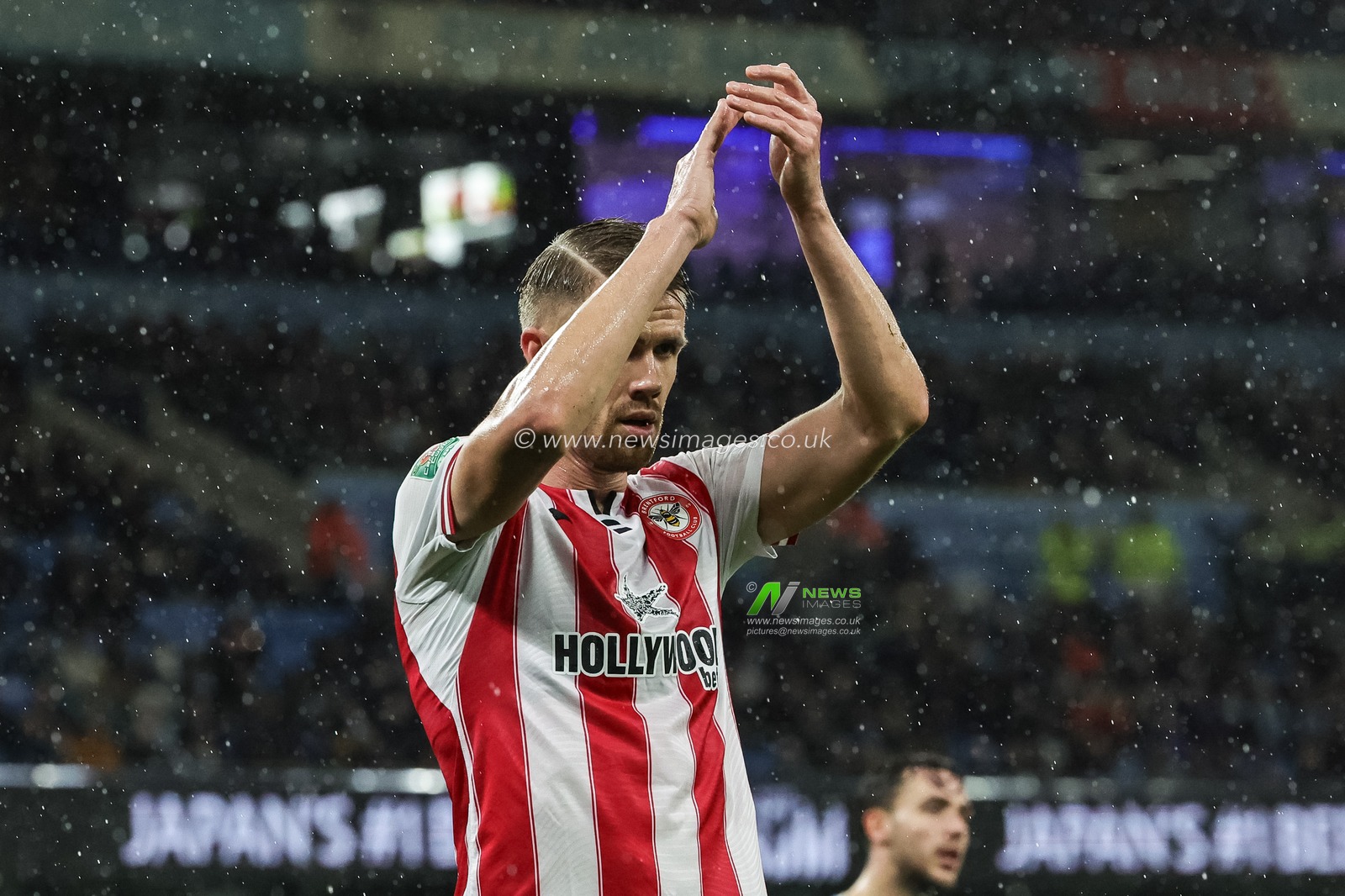 Kristoffer Ajer of Brentford applauds his defence during the Carabao Cup Quarter Final match Manchester City vs Brentford at Etihad Stadium, Manchester, United Kingdom, 17th December 2025

(Photo by Mark Cosgrove/News Images)

*** GER AUT SUI OUT ***