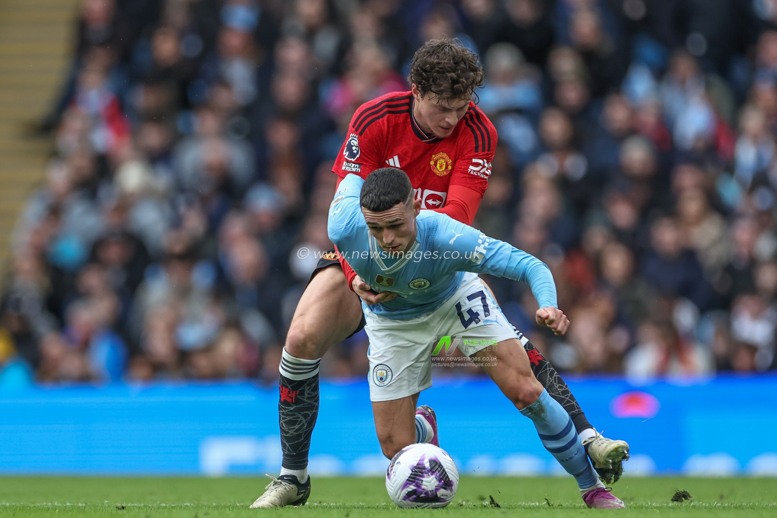Victor LindelÃ¶f of Manchester United fouls Phil Foden of Manchester City during the Premier League match Manchester City vs Manchester United at Etihad Stadium, Manchester, United Kingdom, 3rd March 2024

(Photo by Mark Cosgrove/News Images)