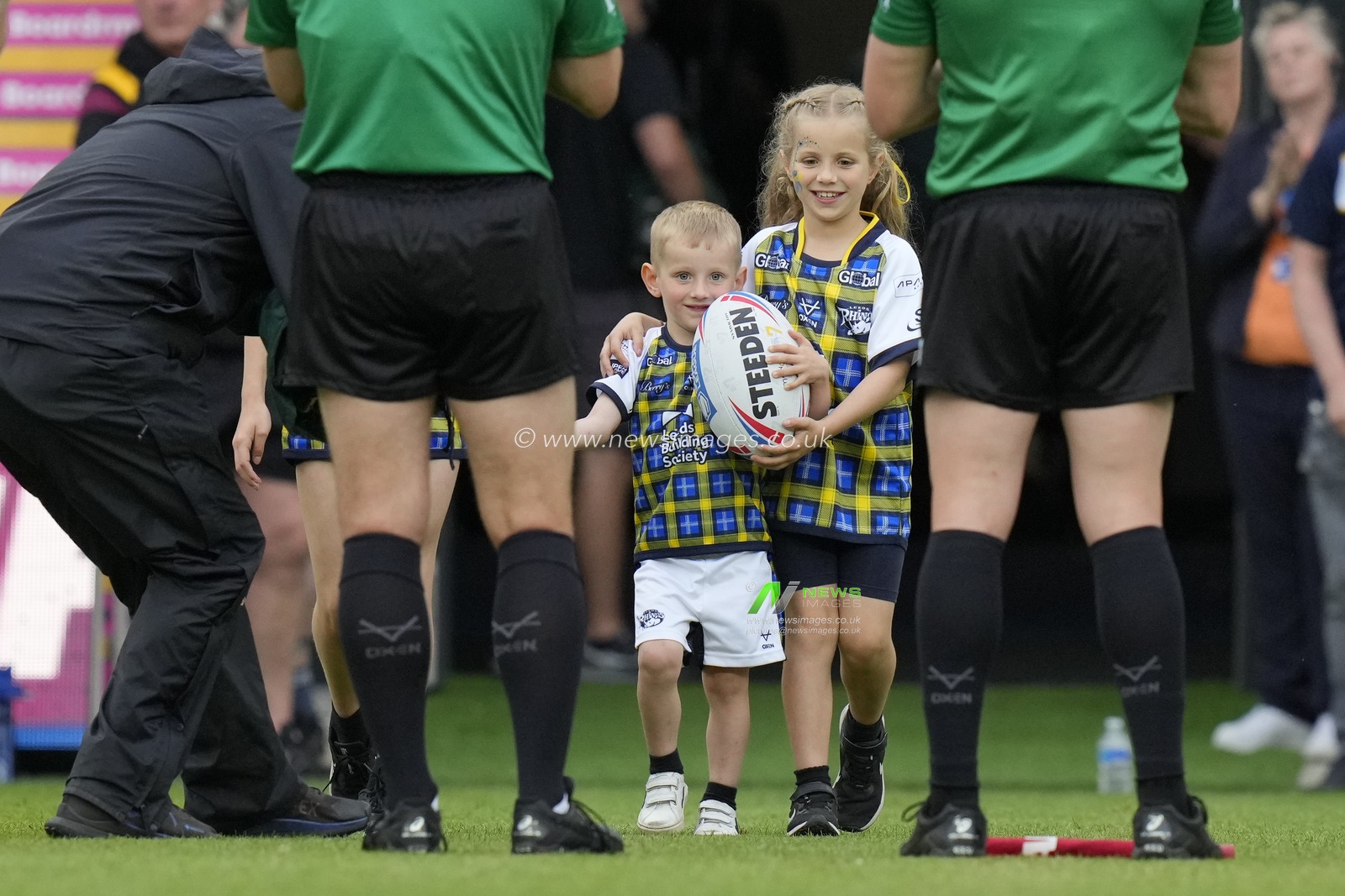 Rob Burrows son Jackson and Daughter Maya deliver the match ball to referee Ben Thaler during the Betfred Super League Round 16 match Leeds Rhinos vs Huddersfield Giants at Headingley Stadium, Leeds, United Kingdom, 23rd June 2023

(Photo by Steve Flynn/News Images)