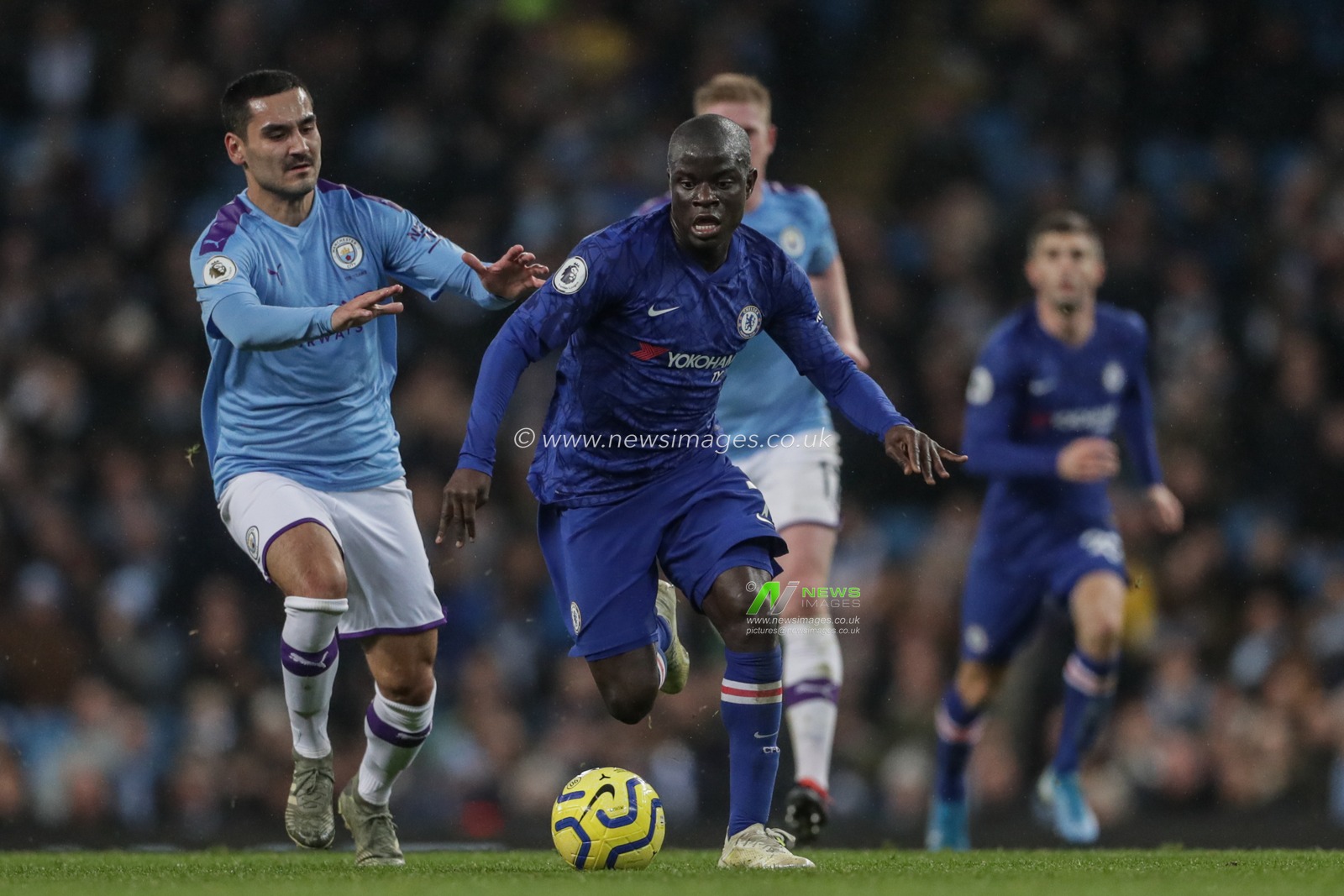23rd November 2019, Etihad Stadium, Manchester, England; Premier League, Manchester City v Chelsea : N'Golo Kante (7) of Chelsea breaks with the ball 

Credit: Mark Cosgrove/News Images