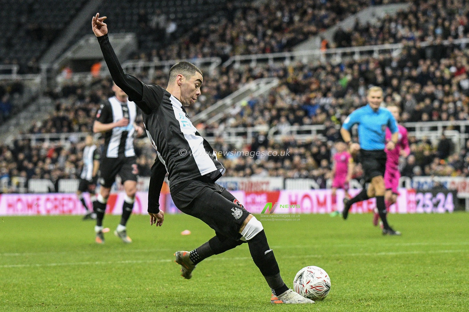 14th January 2020, St. James's Park, Newcastle, England; Emirates FA Cup, Newcastle United v Rochdale : Miguel AlmirÃ³n (24) of Newcastle United shoots at goal and scores to make it 3-0

Credit: Iam Burn/News Images