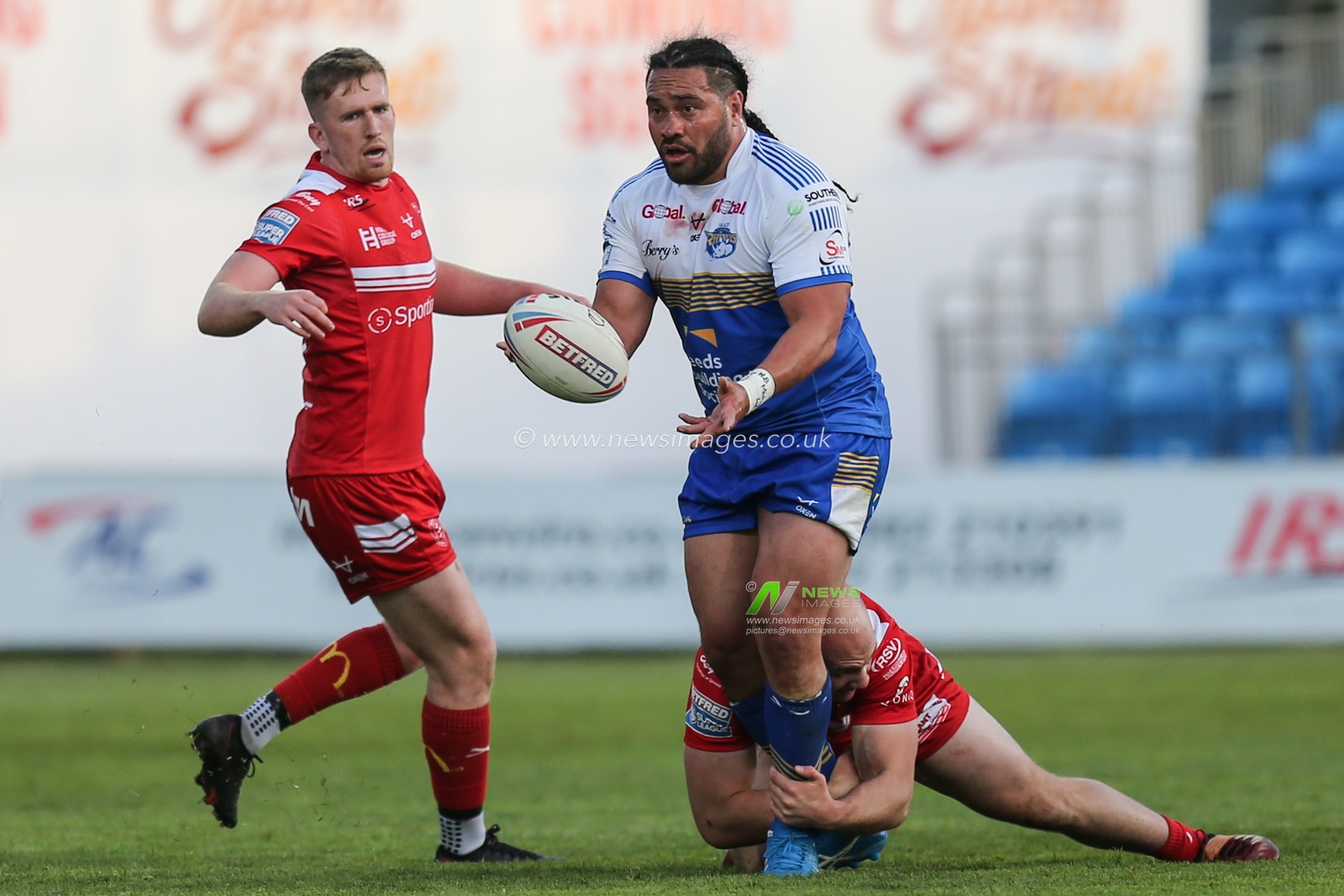 Konrad Hurrell (4) of Leeds Rhinos gets a pass away