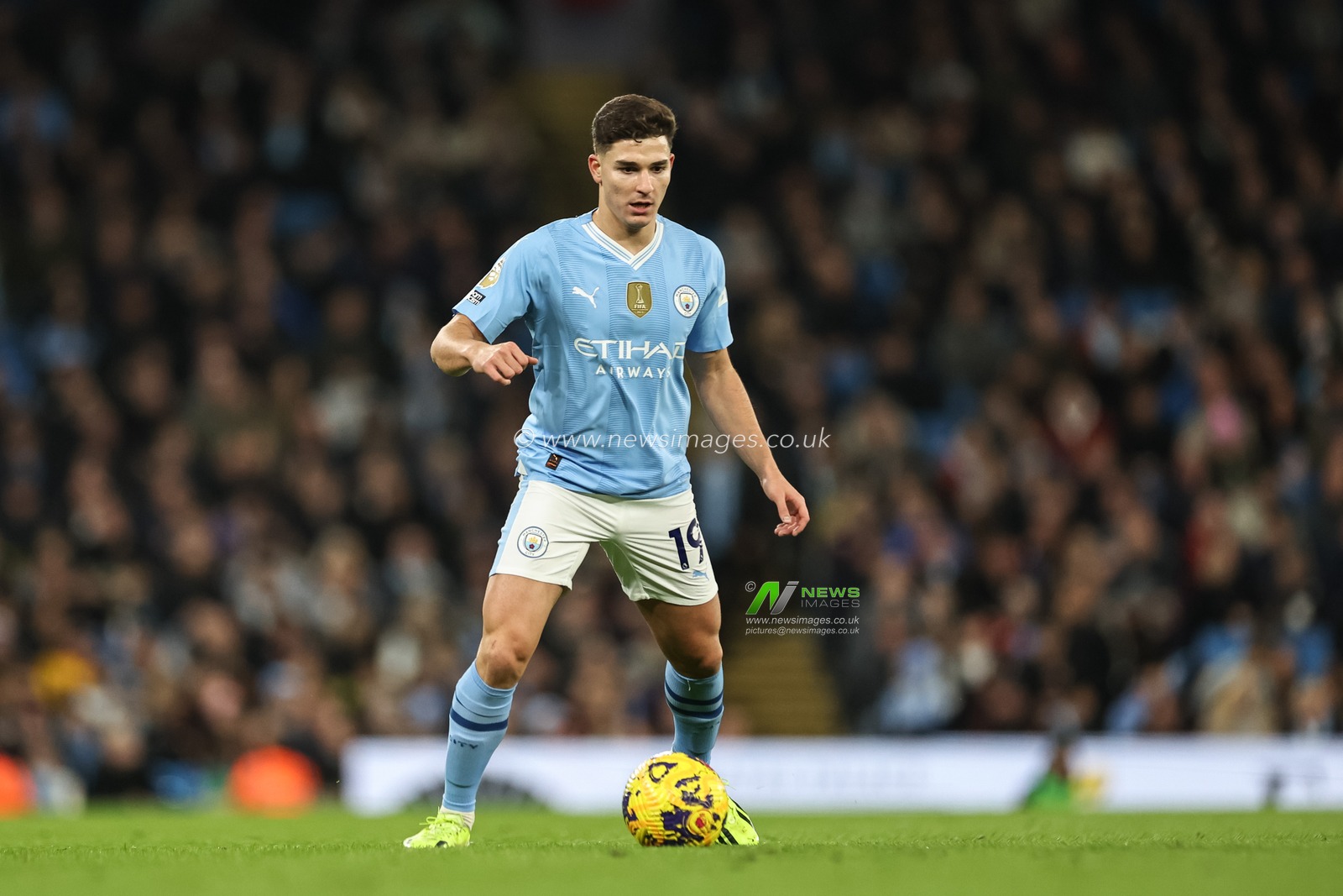 JuliÃ¡n Ãlvarez of Manchester City with the ball during the Premier League match Manchester City vs Brentford at Etihad Stadium, Manchester, United Kingdom, 20th February 2024

(Photo by Mark Cosgrove/News Images)