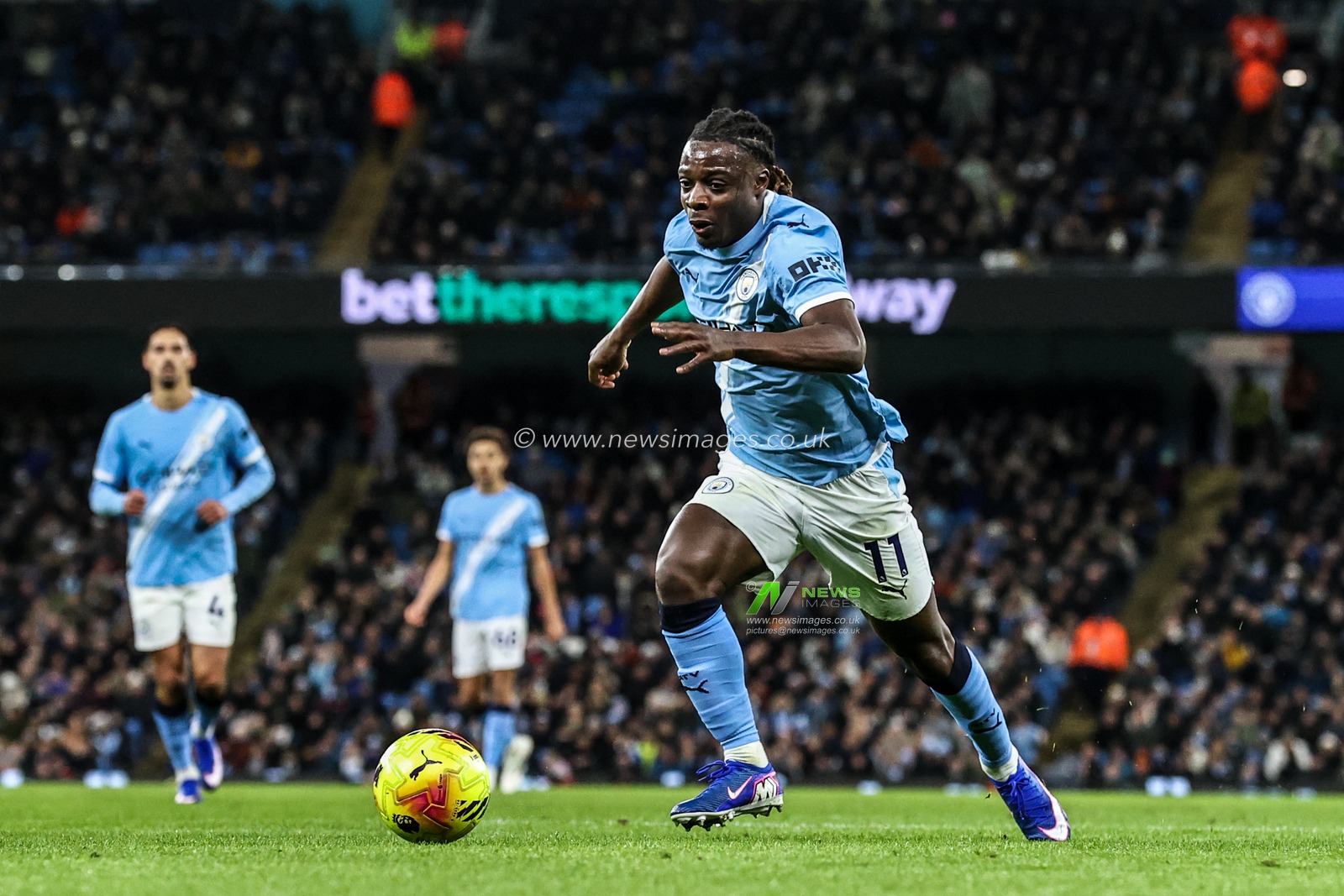 Jeremy Doku of Manchester City breaks with the ball during the Premier League match Manchester City vs Brighton and Hove Albion at Etihad Stadium, Manchester, United Kingdom, 7th January 2026

(Photo by Alfie Cosgrove/News Images)

*** GER AUT SUI OUT ***