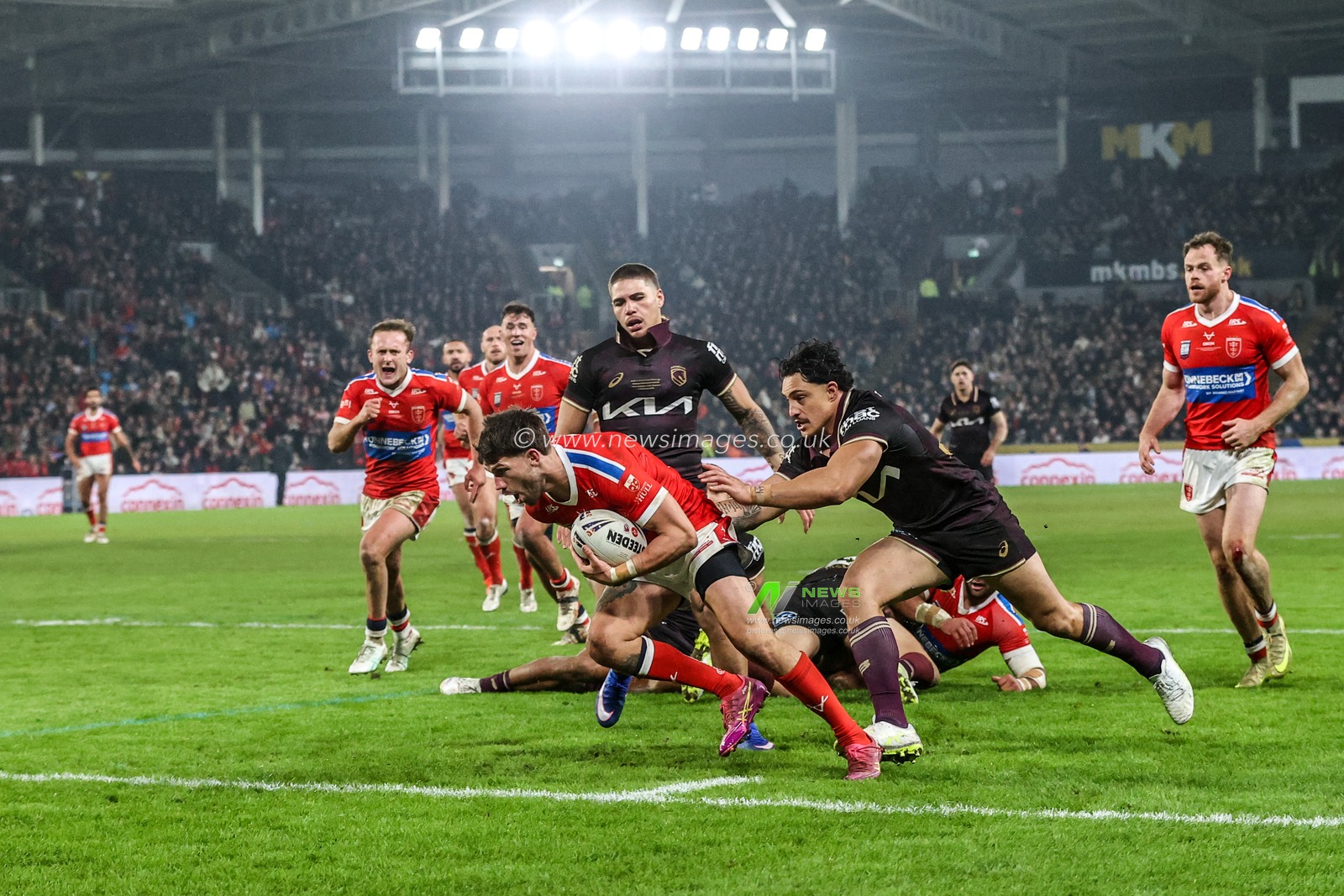 Oliver Gildart of Hull KR goes over for a try during the World Club Challenge 2026 match Hull KR vs Brisbane Broncos at MKM Stadium, Hull, United Kingdom on 19 February 2026

(Photo by Alfie Cosgrove/News Images)