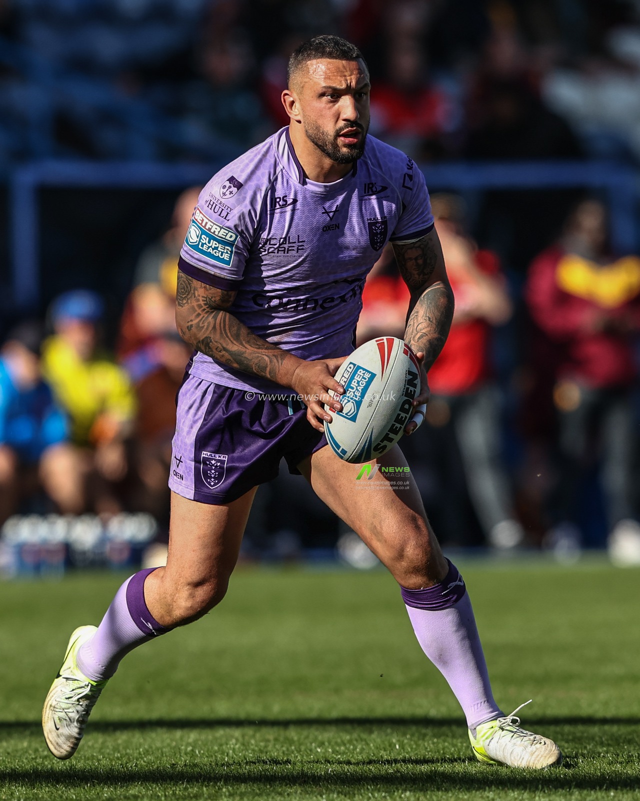 Elliot Minchella of Hull KR breaks with the ball during the Betfred Super League Round 6 match Huddersfield Giants vs Hull KR at John Smith's Stadium, Huddersfield, United Kingdom, 30th March 2025

(Photo by Alfie Cosgrove/News Images)