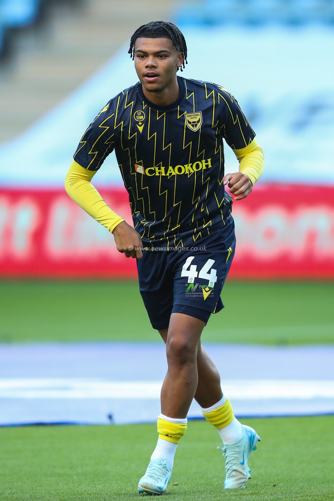 Dane Scarlett of Oxford United during the pre-game warm up ahead of the Sky Bet Championship match Coventry City vs Oxford United at Coventry Building Society Arena, Coventry, United Kingdom, 16th August 2024

(Photo by Gareth Evans/News Images)