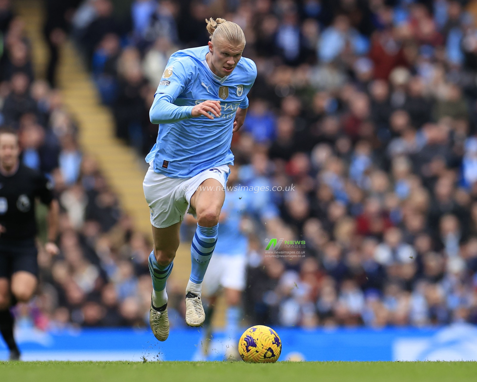 Erling Haaland of Manchester City runs through on goal during the Premier League match Manchester City vs Everton at Etihad Stadium, Manchester, United Kingdom, 10th February 2024

(Photo by Conor Molloy/News Images)