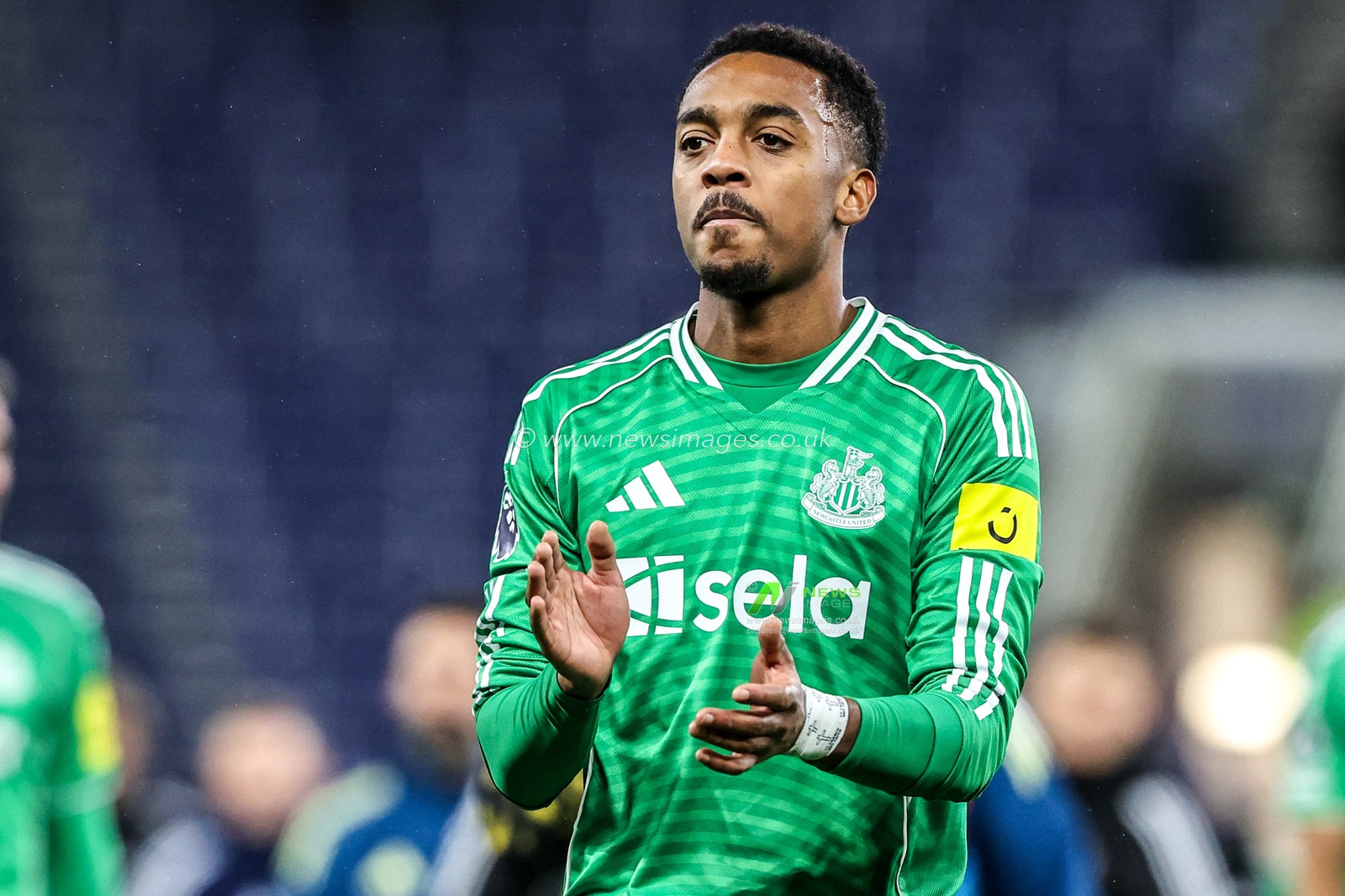 Joe Willock of Newcastle United applauds the fans after the game during the Premier League match Everton vs Newcastle United at Hill Dickinson Stadium, Liverpool, United Kingdom, 29th November 2025

(Photo by Alfie Cosgrove/News Images)

*** GER AUT SUI OUT ***