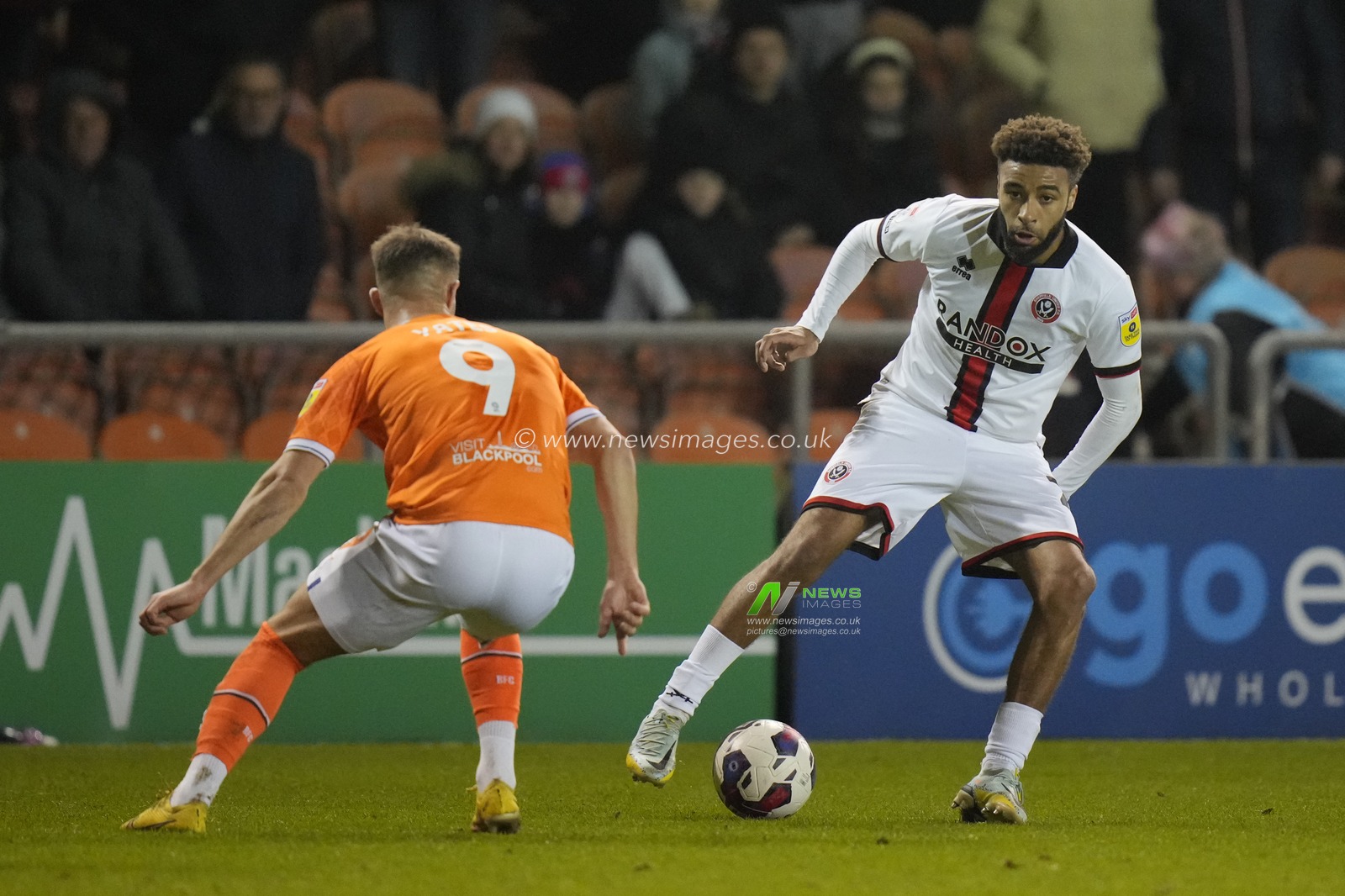 Jayden Bogle #20 of Sheffield United runs at Jerry Yates #9 of Blackpool during the Sky Bet Championship match Blackpool vs Sheffield United at Bloomfield Road, Blackpool, United Kingdom, 29th December 2022

(Photo by Steve Flynn/News Images)