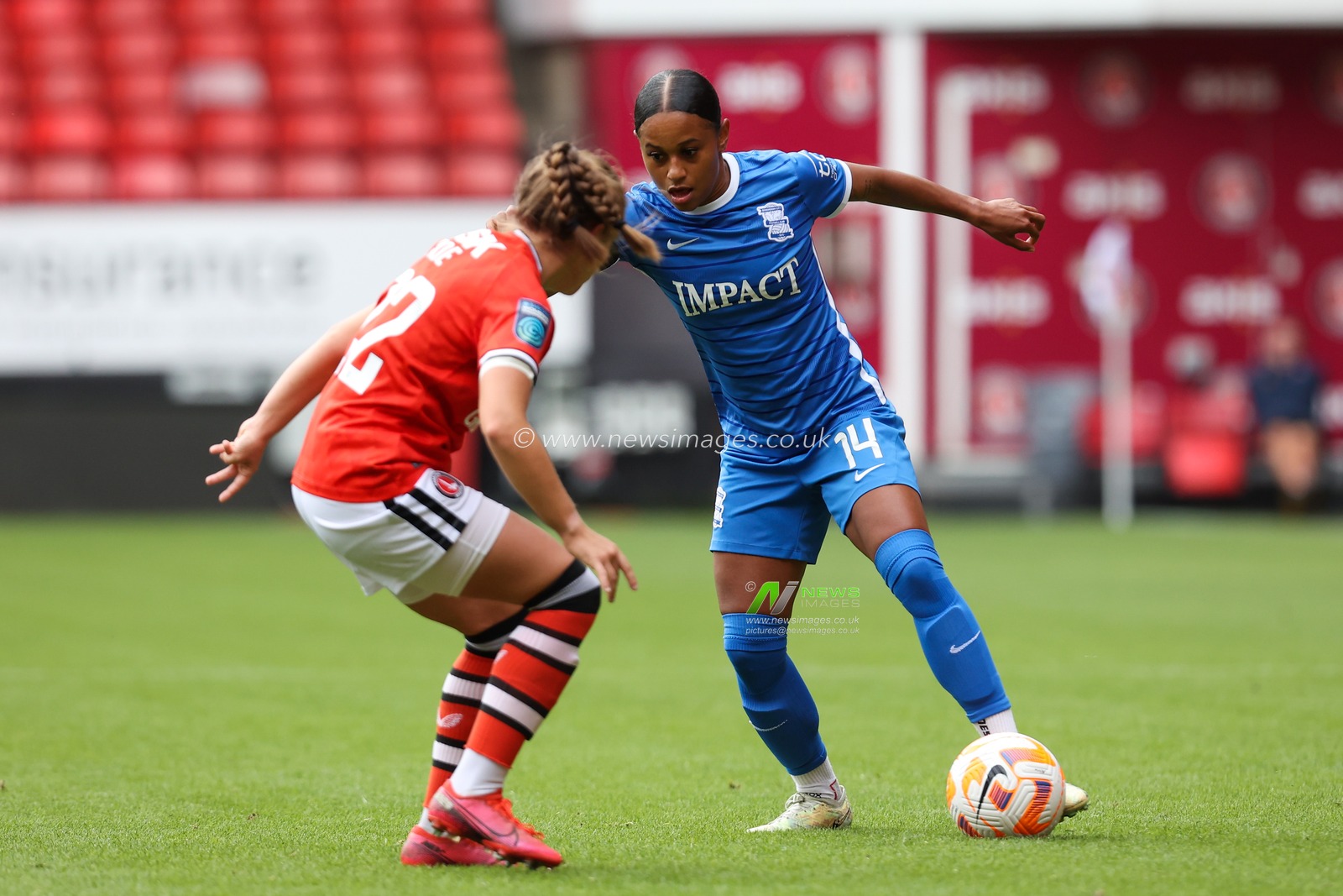 Siobhan Wilson #14 of Birmingham City dribbles the ball whilst under pressure from Beth Roe #22 of Charlton Athletic during the The Fa Women's Super 2 League match Chalrton Women vs Birmingham City Women at The Oakwood VCD Athletic, Charlton, United Kingdom, 18th September 2022

(Photo by Simon Bissett/News Images)