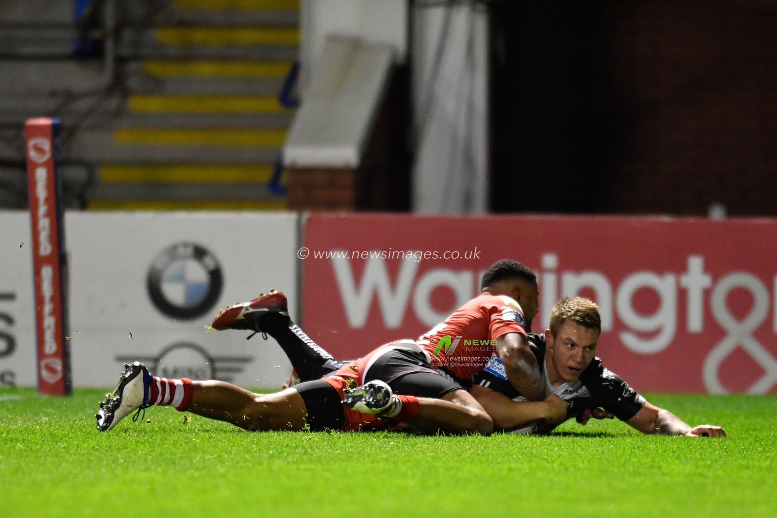 Jordan Lane (21) of Hull FC goes over for a try to make it 20 - 28
