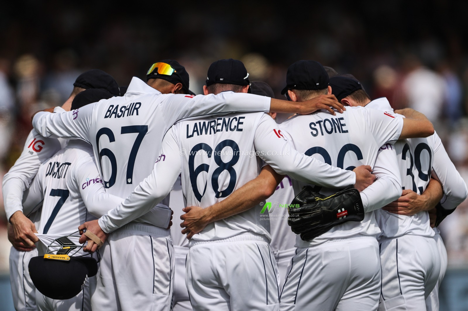 England players form a huddle during the England v Sri Lanka 2nd Rothesay Test Match Day 2 at Lords, London, United Kingdom, 30th August 2024

(Photo by Mark Cosgrove/News Images)