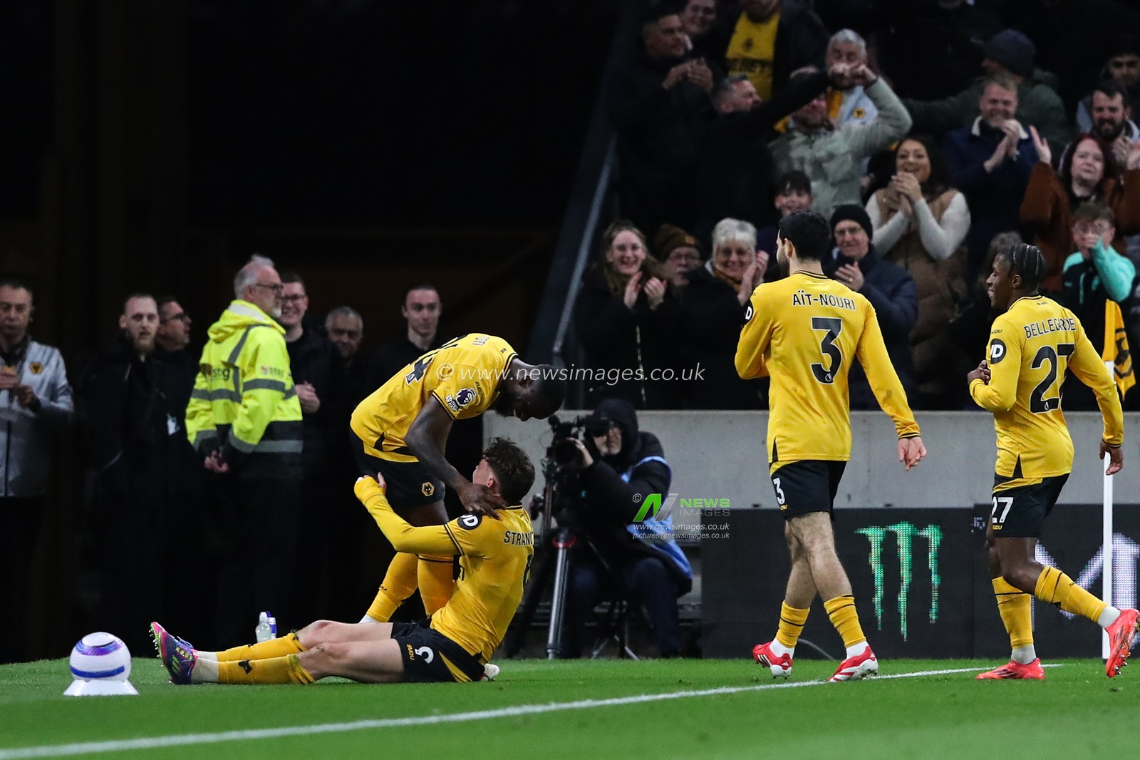 JÃ¶rgen Strand Larsen of Wolverhampton Wanderers celebrates his goal to make it 1-0 during the Premier League match Wolverhampton Wanderers vs West Ham United at Molineux, Wolverhampton, United Kingdom, 1st April 2025

(Photo by Gareth Evans/News Images)