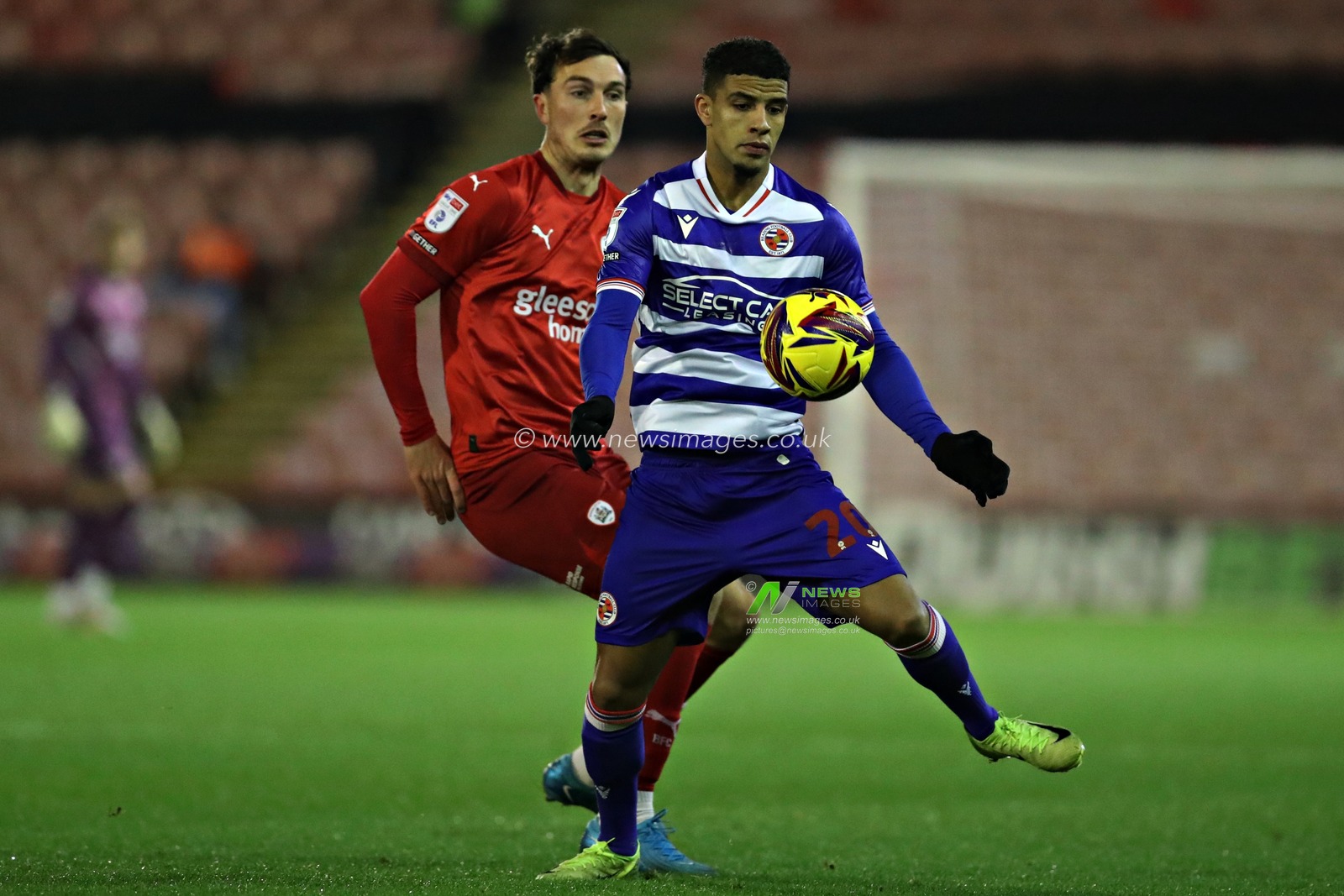 Reading's Chem Campbell is pressured by Barnsley's Josh Earl during the Sky Bet League 1 match Barnsley vs Reading at Oakwell, Barnsley, United Kingdom, 26th November 2024

(Photo by Sam Eaden/News Images)