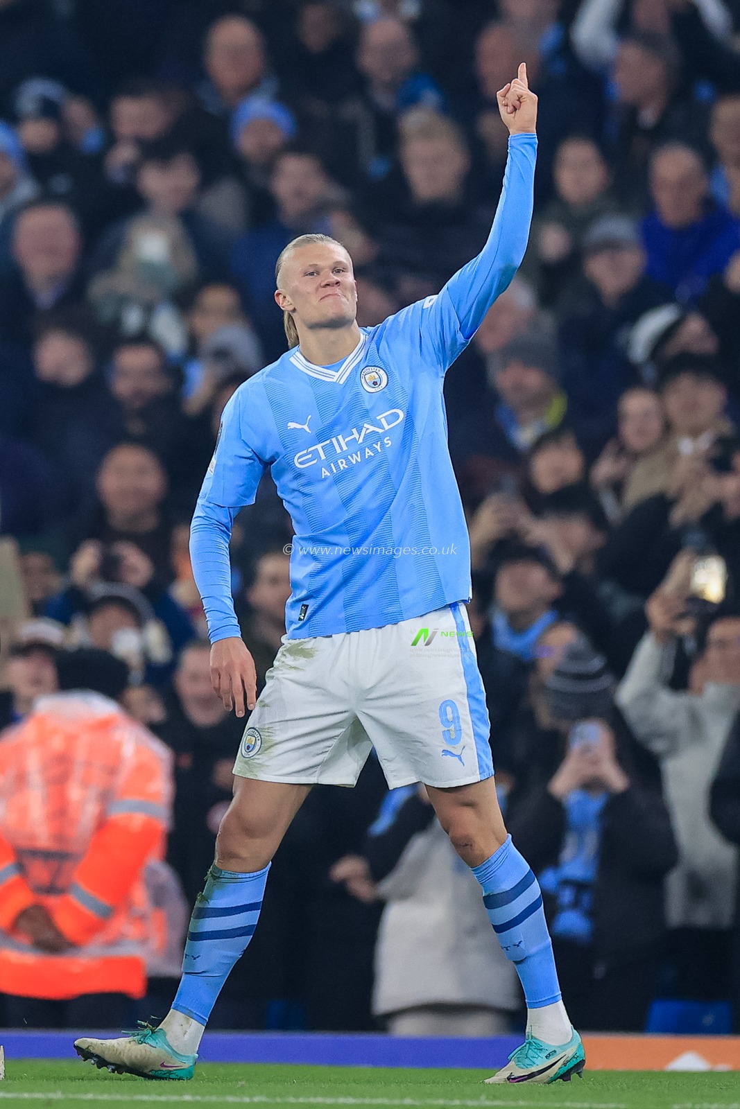 Erling Haaland #9 of Manchester City celebrates his goal to make it 3-0 during the UEFA Champions League match Manchester City vs Young Boys at Etihad Stadium, Manchester, United Kingdom, 7th November 2023

(Photo by Conor Molloy/News Images)
