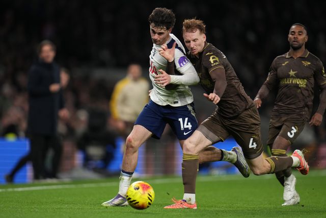 Archie Gray of Tottenham Hotspur and Sepp van den Berg of Brentford during the Premier League match Tottenham Hotspur vs Brentford at Tottenham Hotspur Stadium, London, United Kingdom, 6th December 2025

(Photo by Harvey Murphy/News Images)

*** GER AUT SUI OUT ***