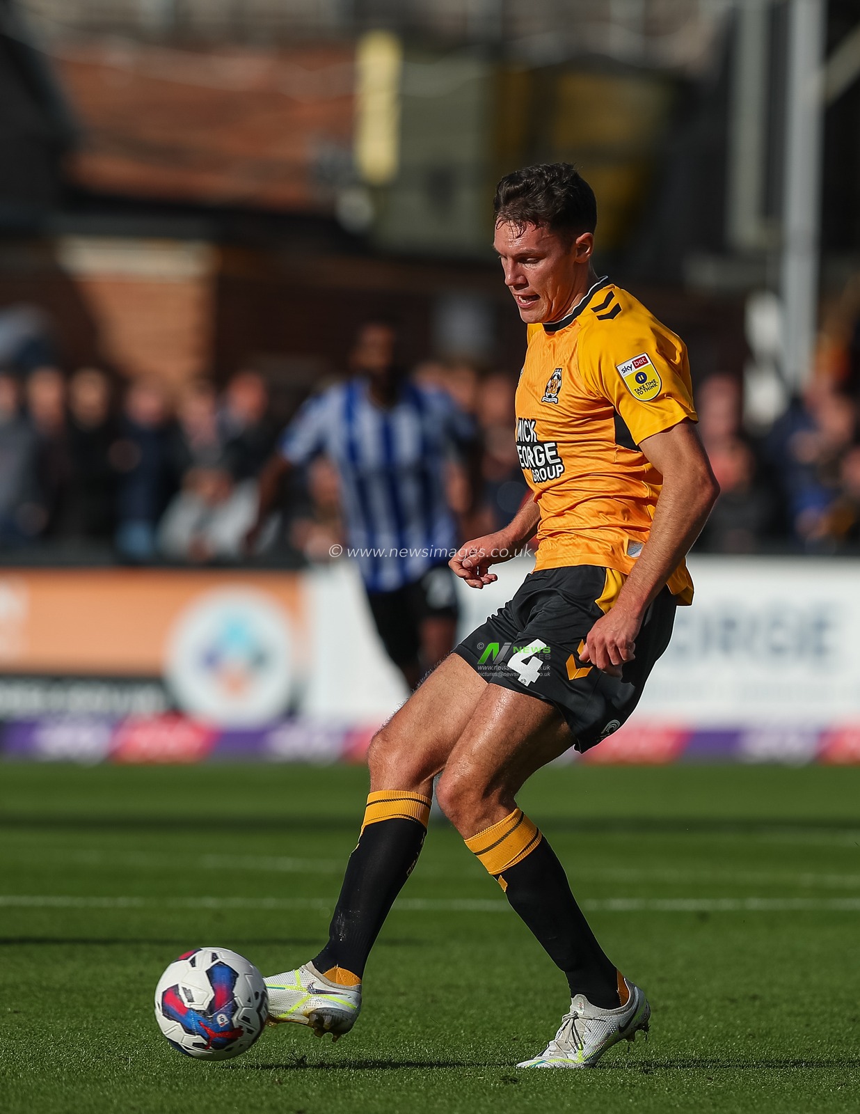 Paul Digby #4 of Cambridge United passes the ball during the Sky Bet League 1 match Cambridge United vs Sheffield Wednesday at Abbey Stadium, Cambridge, United Kingdom, 15th October 2022

(Photo by Gareth Evans/News Images)
