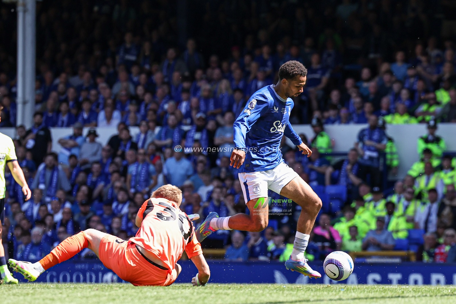 Iliman Ndiaye of Everton shoots and scores to make it 2-0 during the Premier League match Everton vs Southampton at Goodison Park, Liverpool, United Kingdom, 18th May 2025

(Photo by Mark Cosgrove/News Images)