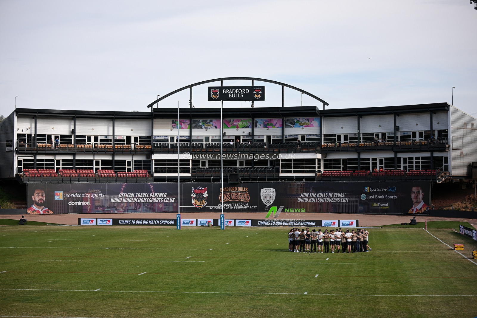 Players of Warrington Wolves huddle prior to the Betfred Super League round 22 match Bradford Bulls vs Warrington Wolves at Odsal Stadium, Bradford, United Kingdom on 08 August 2026

(Photo by Ben Roberts/News Images)