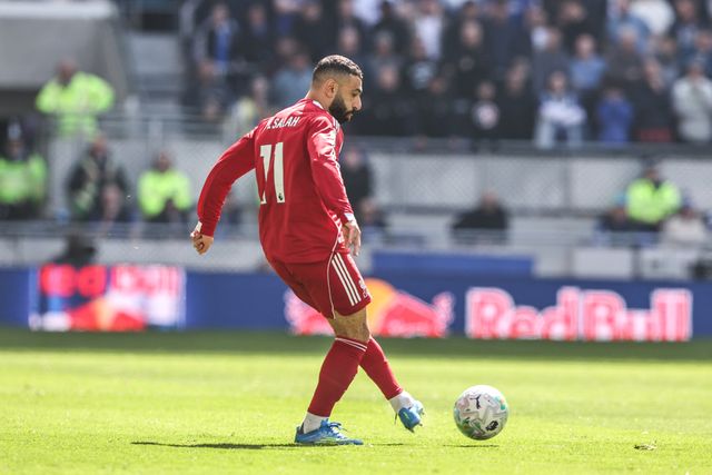 Mohamed Salah of Liverpool passes the ball during the Premier League match Everton vs Liverpool at Hill Dickinson Stadium, Liverpool, United Kingdom on 19 April 2026

(Photo by Alfie Cosgrove/News Images)