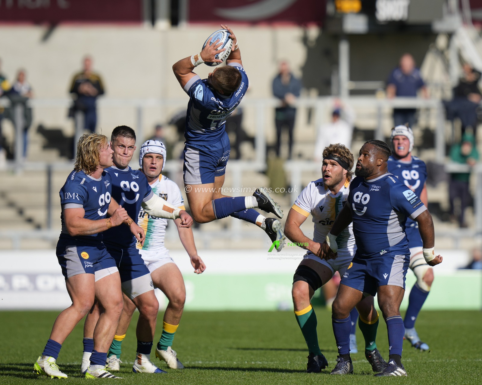 Joe Carpenter #15 of Sale Sharks catches a high ball during the Gallagher Premiership match Sale Sharks vs Northampton Saints at AJ Bell Stadium, Eccles, United Kingdom, 15th October 2023

(Photo by Steve Flynn/News Images)