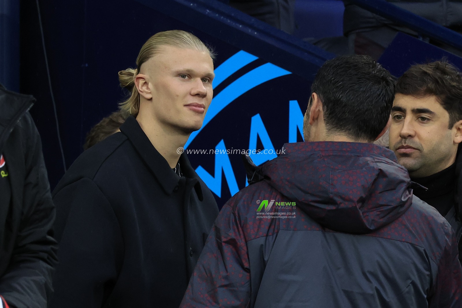 Erling Haaland #9 of Manchester City has cachet with friends ahead of the Premier League match Manchester City vs Sheffield United at Etihad Stadium, Manchester, United Kingdom, 30th December 2023

(Photo by Conor Molloy/News Images)